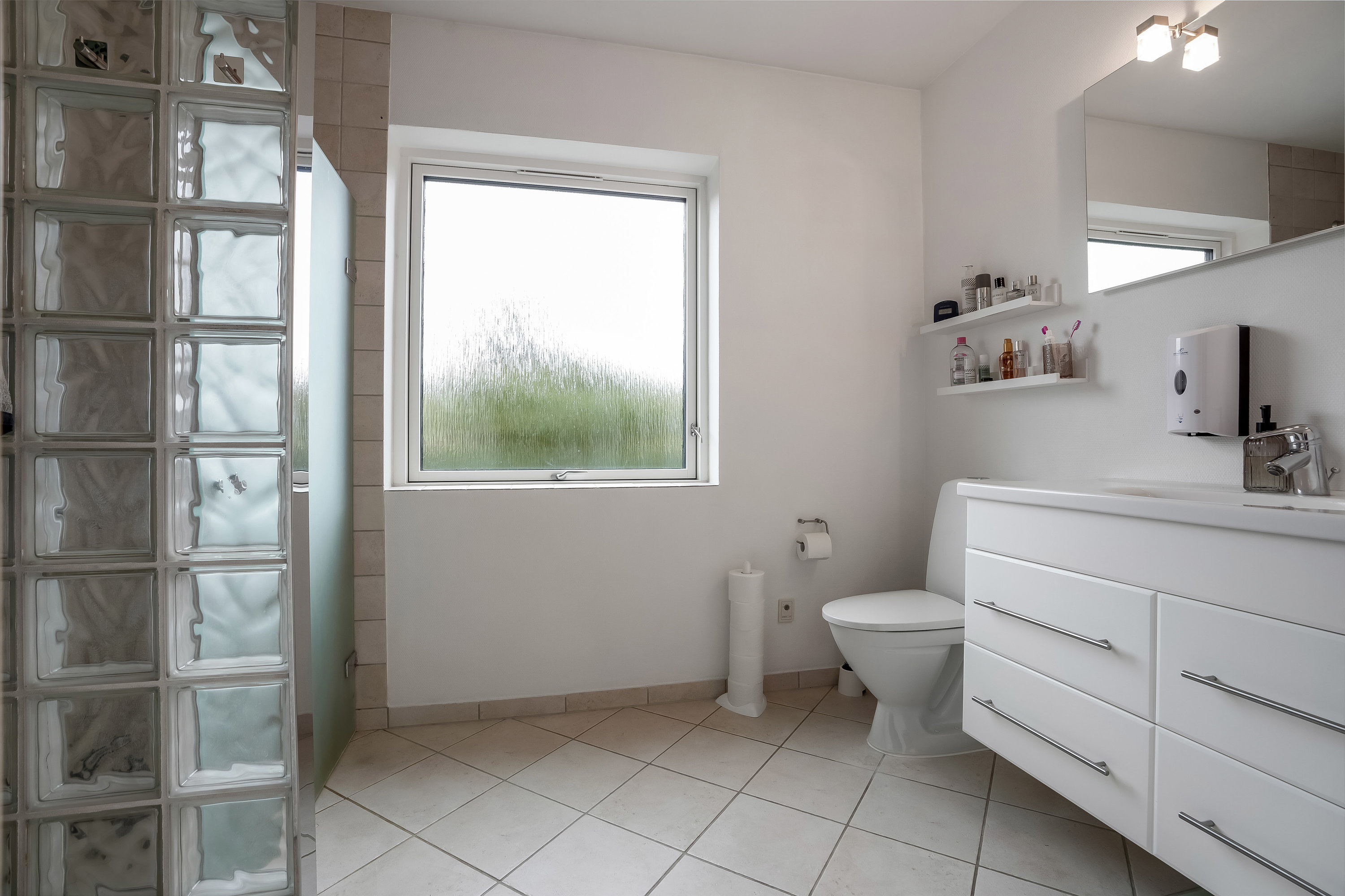 Fremhævet badeværelse billede i fuldskærmstilstand. Billede af Violvej 1, 5500 Middelfart