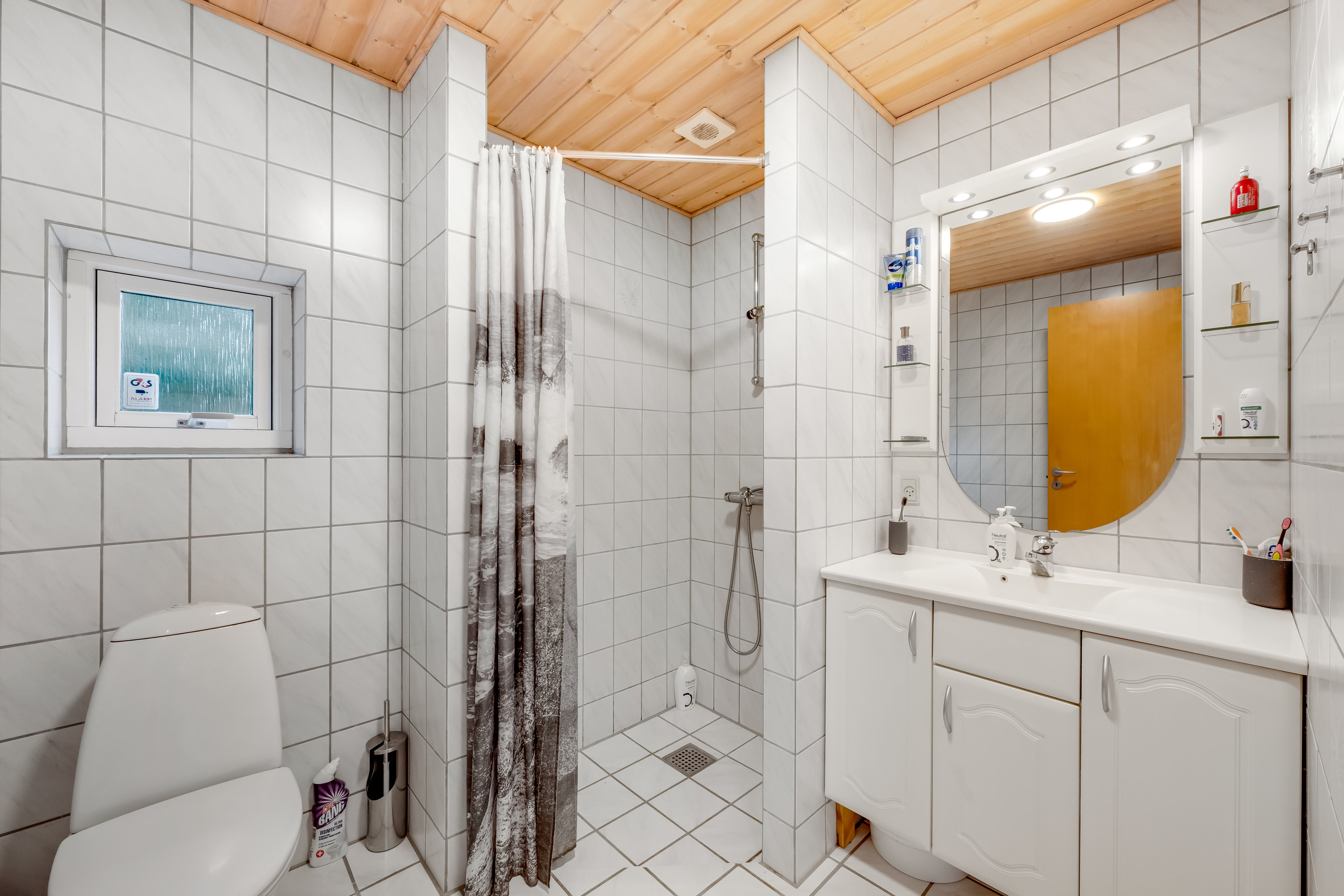 Fremhævet badeværelse billede i fuldskærmstilstand. Billede af Parkalle 5B, Lunde, 6830 Nørre Nebel