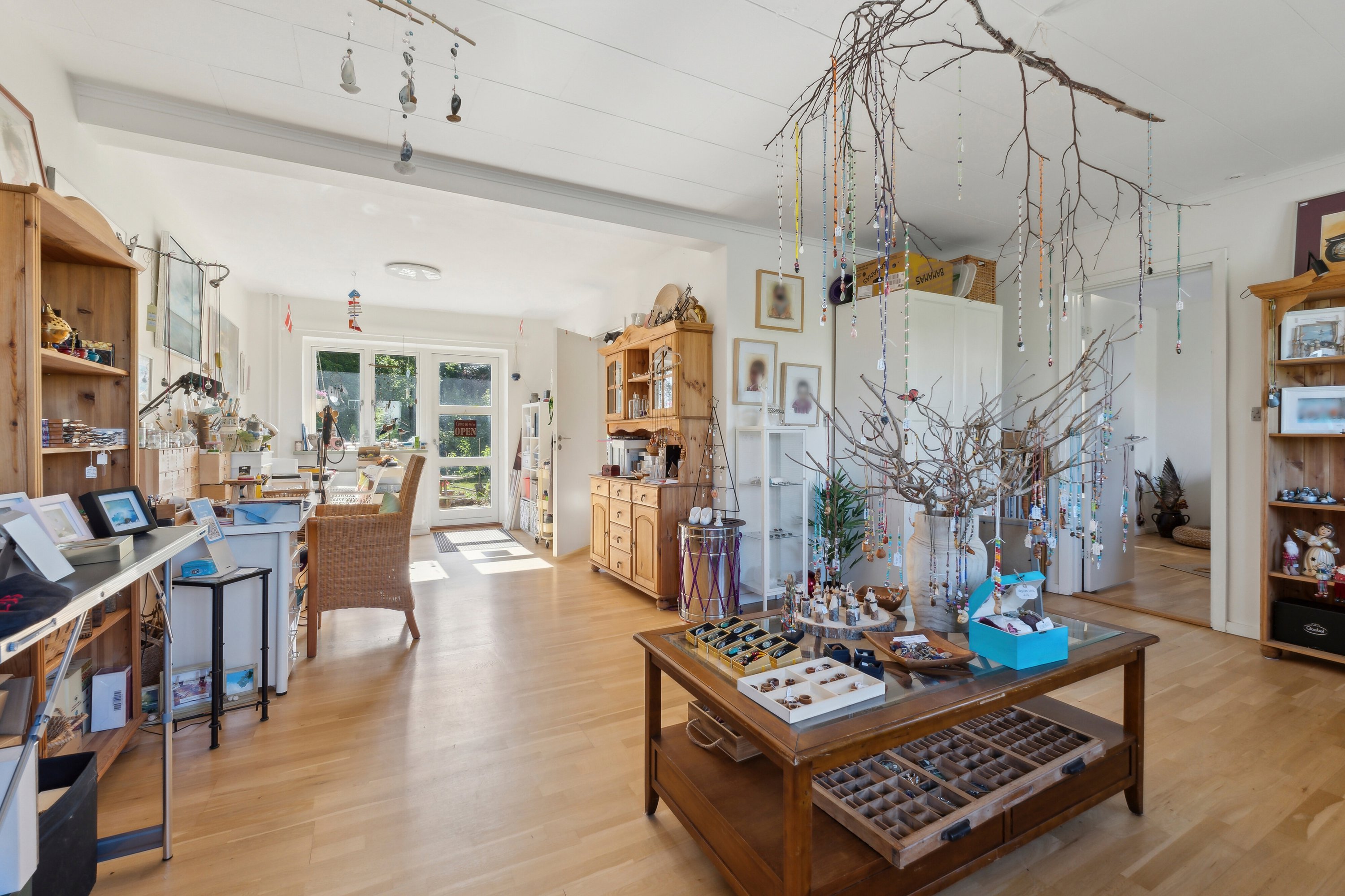 Fremhævet stue billede i fuldskærmstilstand. Billede af Kølstrupvej 41, 5330 Munkebo