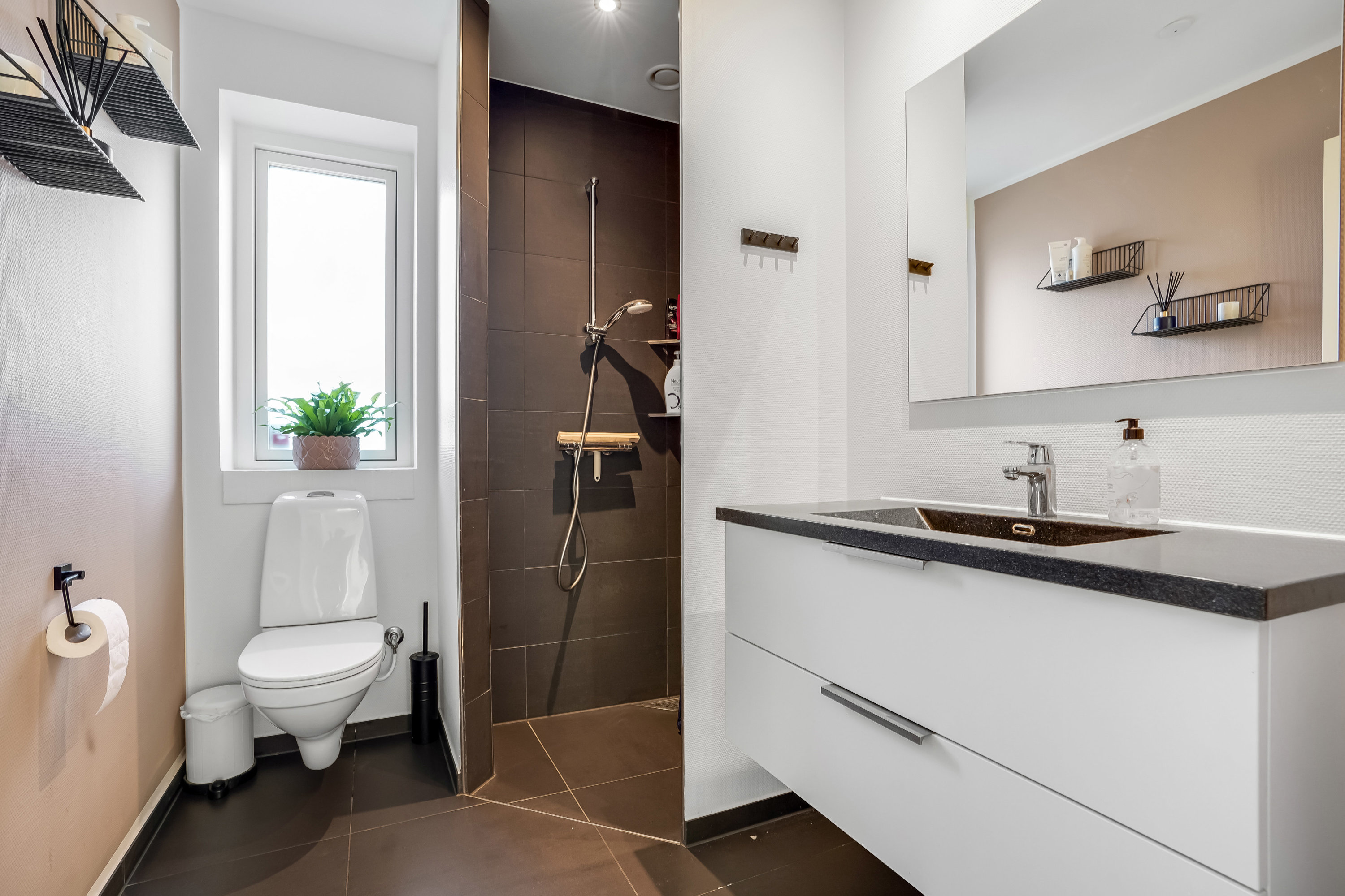 Fremhævet badeværelse billede i fuldskærmstilstand. Billede af Gartnerlunden 17, Anderup, 5270 Odense N