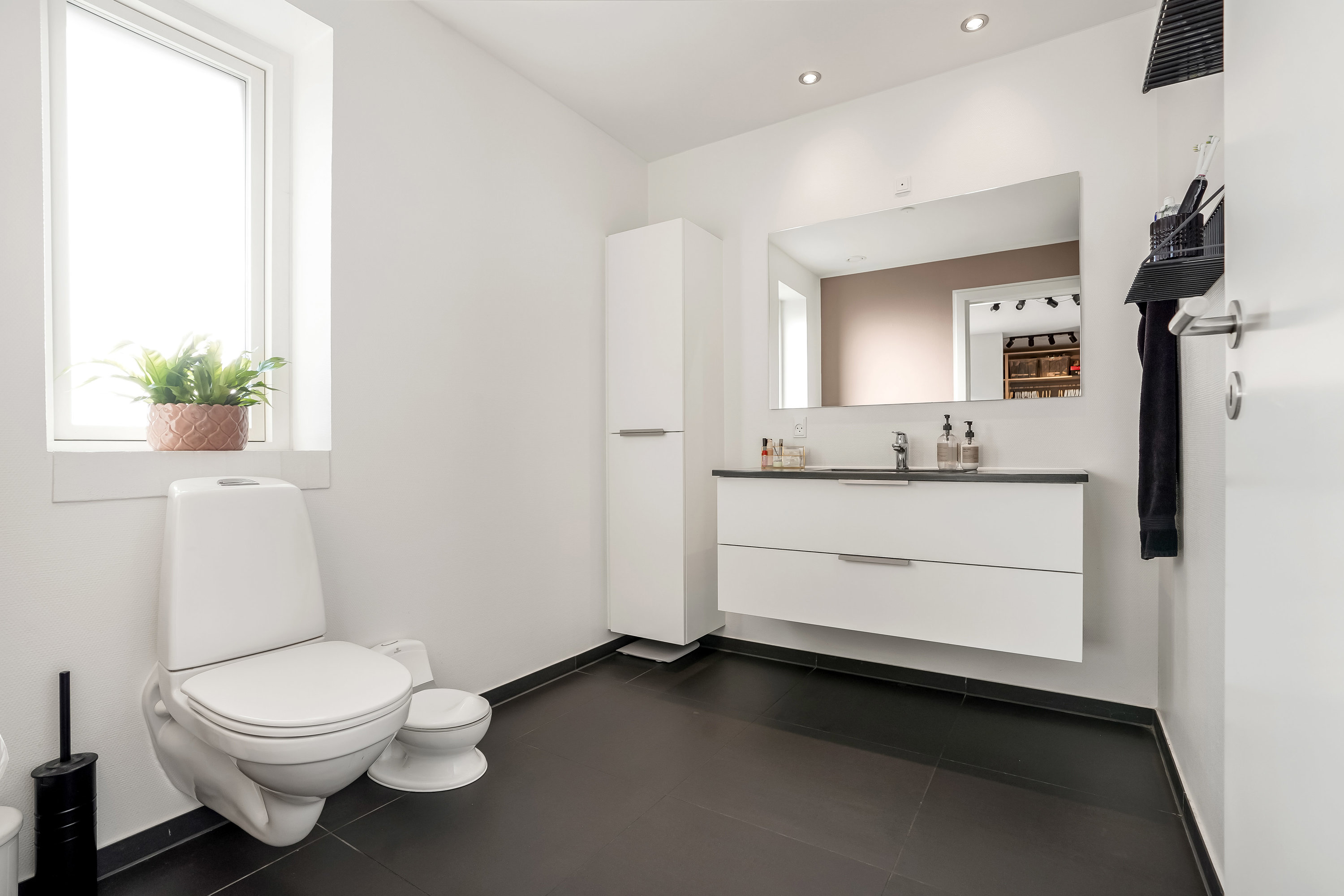 Fremhævet toilet billede i fuldskærmstilstand. Billede af Gartnerlunden 17, Anderup, 5270 Odense N