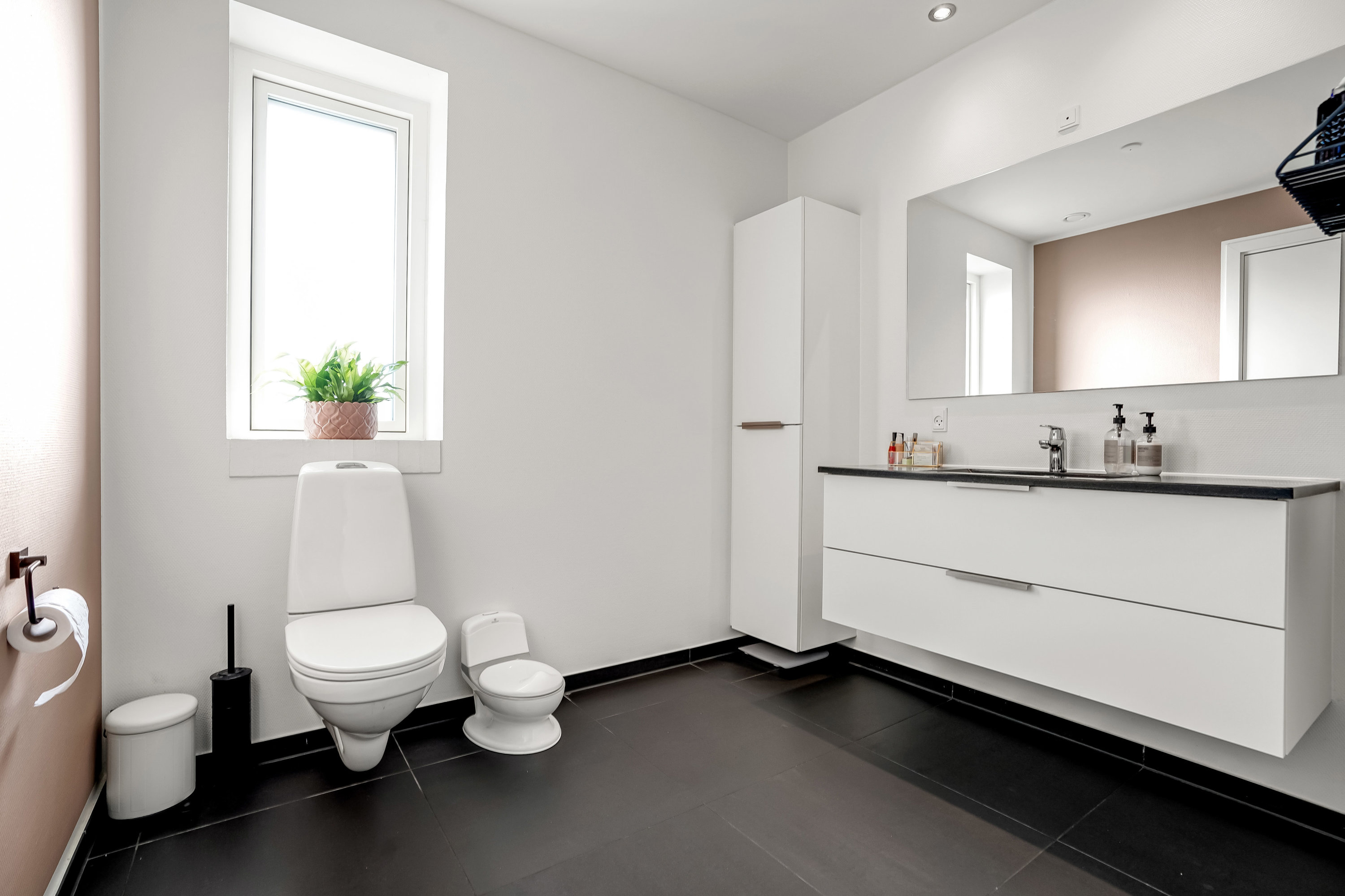 Fremhævet toilet billede i fuldskærmstilstand. Billede af Gartnerlunden 17, Anderup, 5270 Odense N