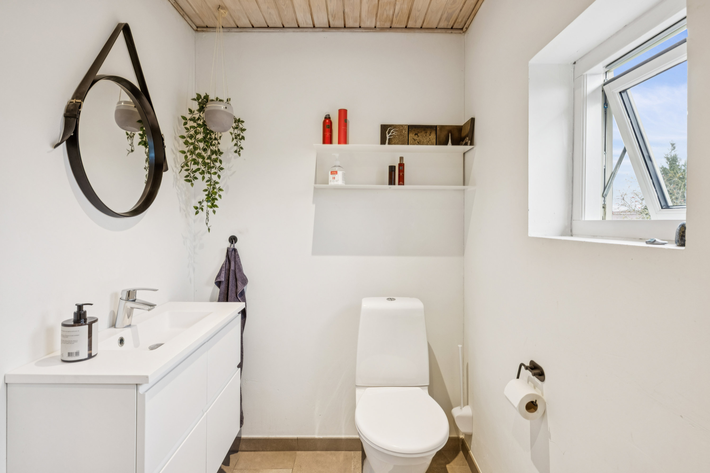 Fremhævet badeværelse billede i fuldskærmstilstand. Billede af Anemonevej 7, 8500 Grenaa