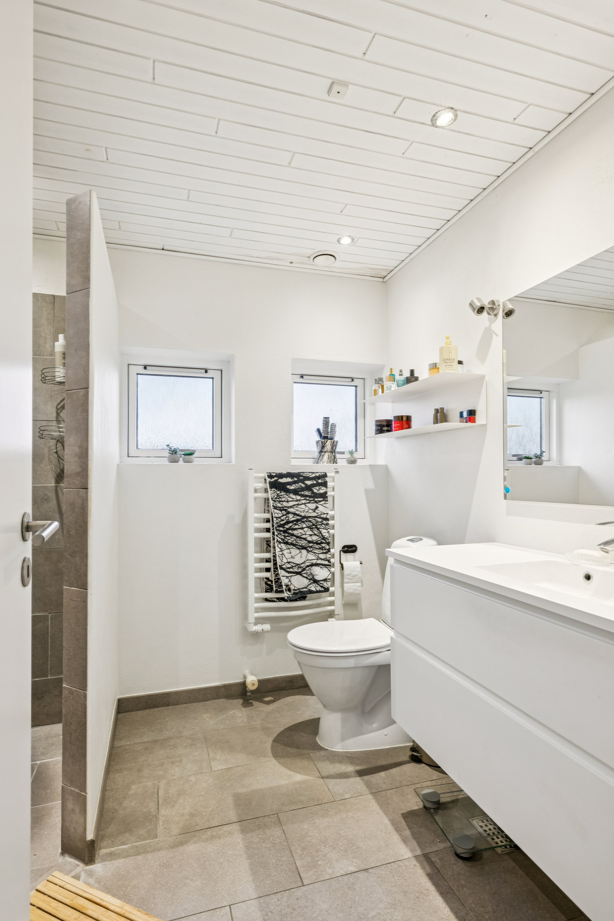 Fremhævet badeværelse billede i fuldskærmstilstand. Billede af Anemonevej 7, 8500 Grenaa