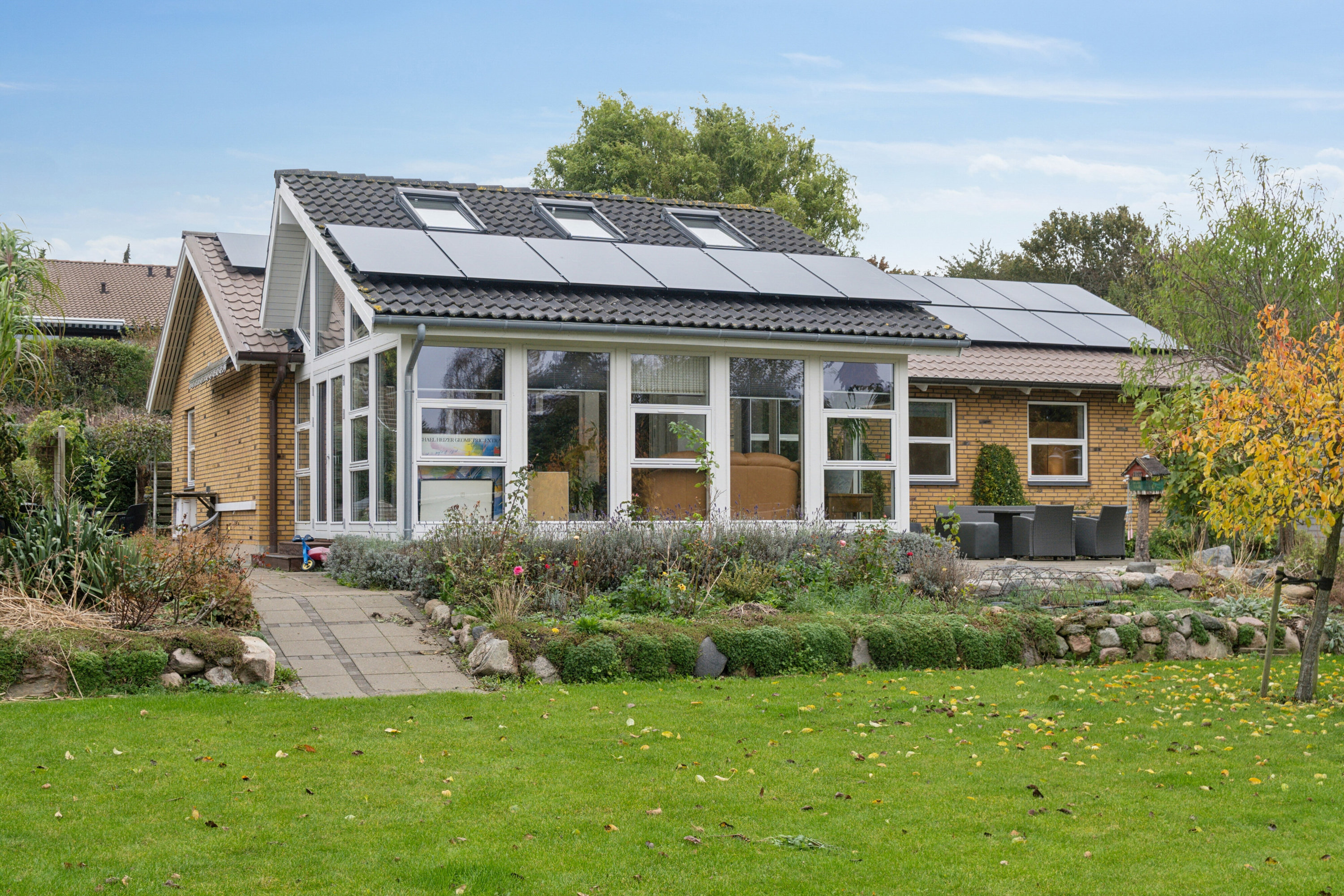 Miniaturebillede 1: set fra haven. Billede af Væbnervænget 6, 4400 Kalundborg