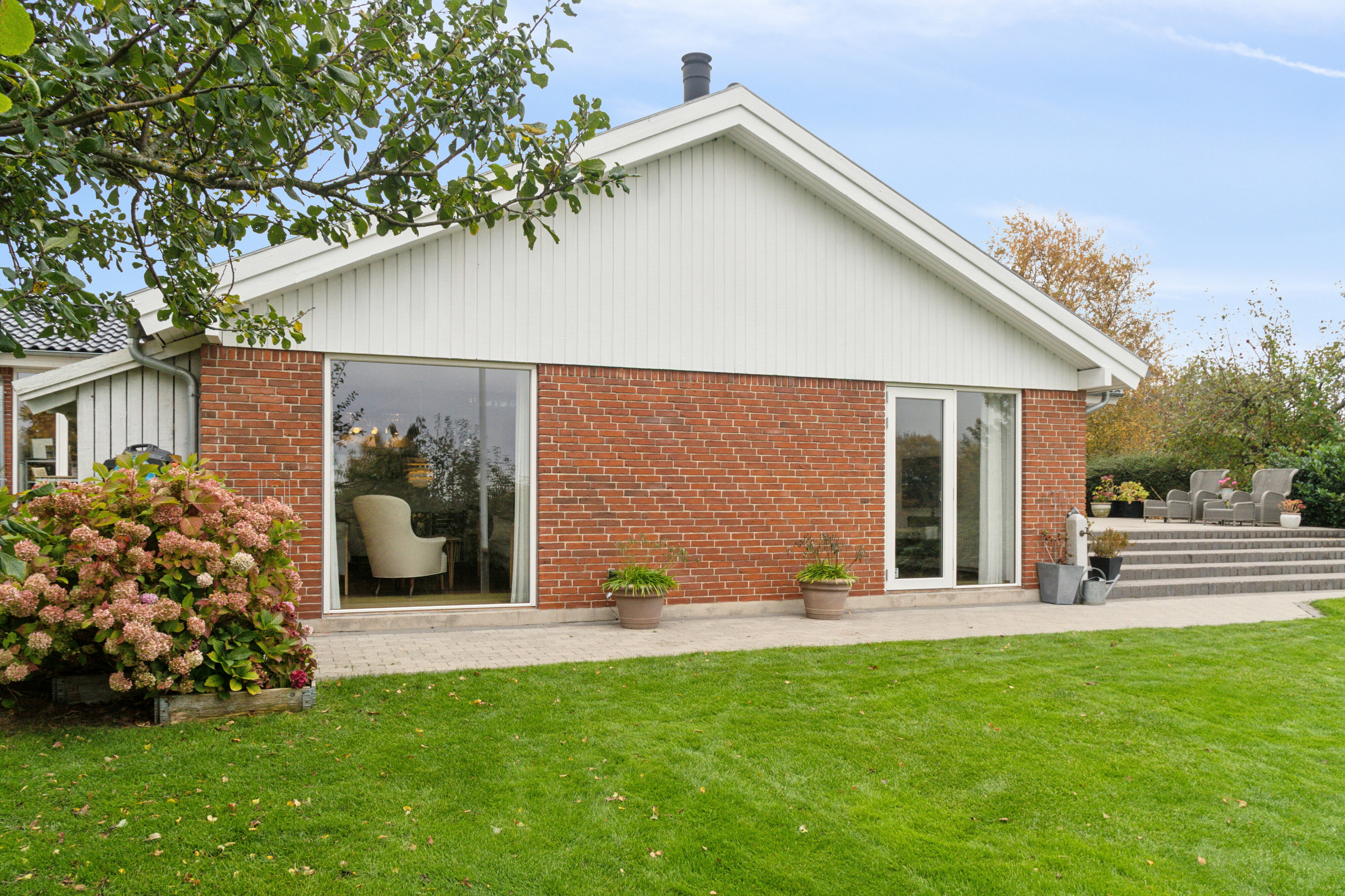 Fremhævet set fra haven billede i fuldskærmstilstand. Billede af Rytterbakken 3, 3650 Ølstykke