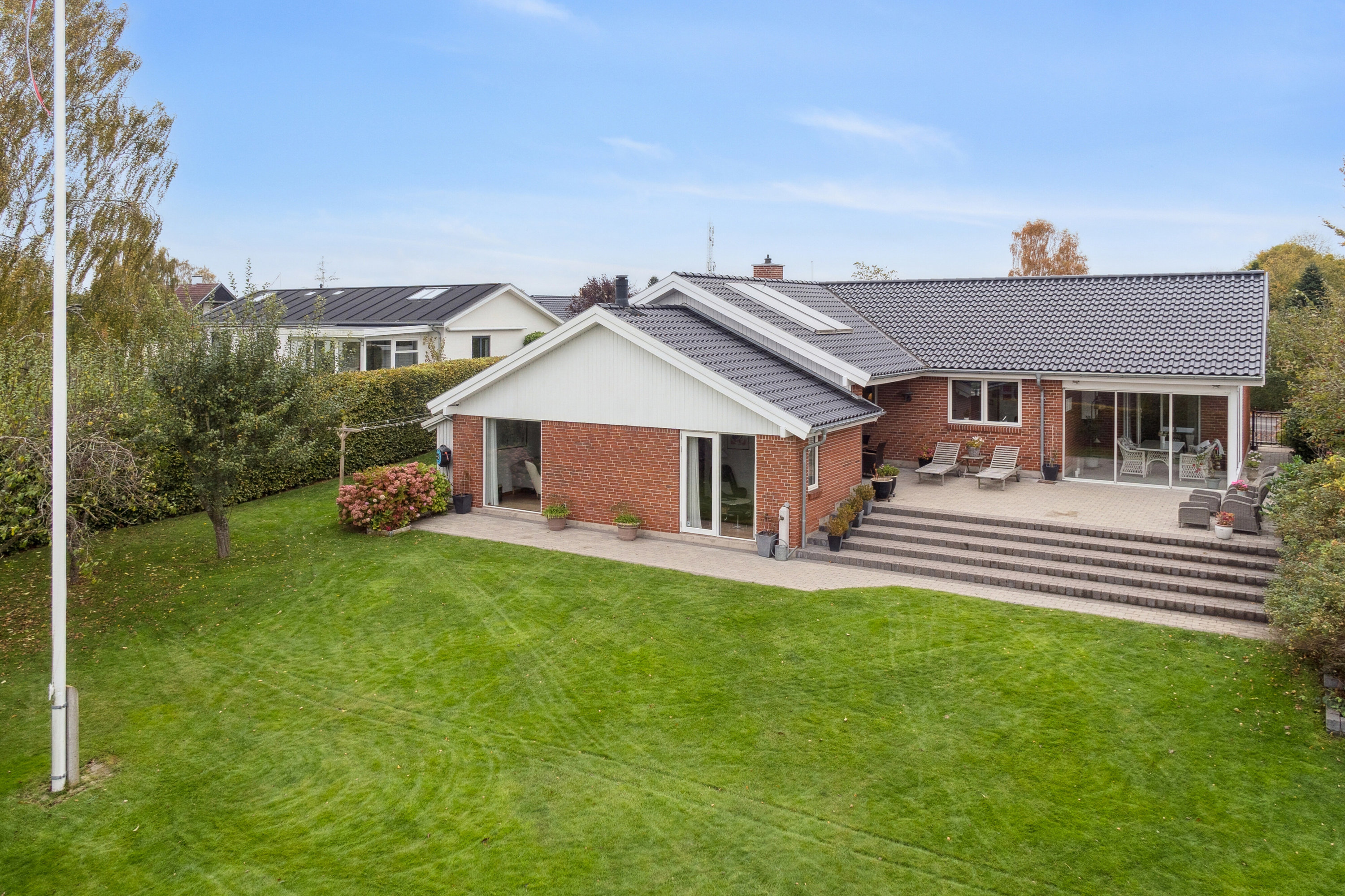 Fremhævet set fra haven billede i fuldskærmstilstand. Billede af Rytterbakken 3, 3650 Ølstykke