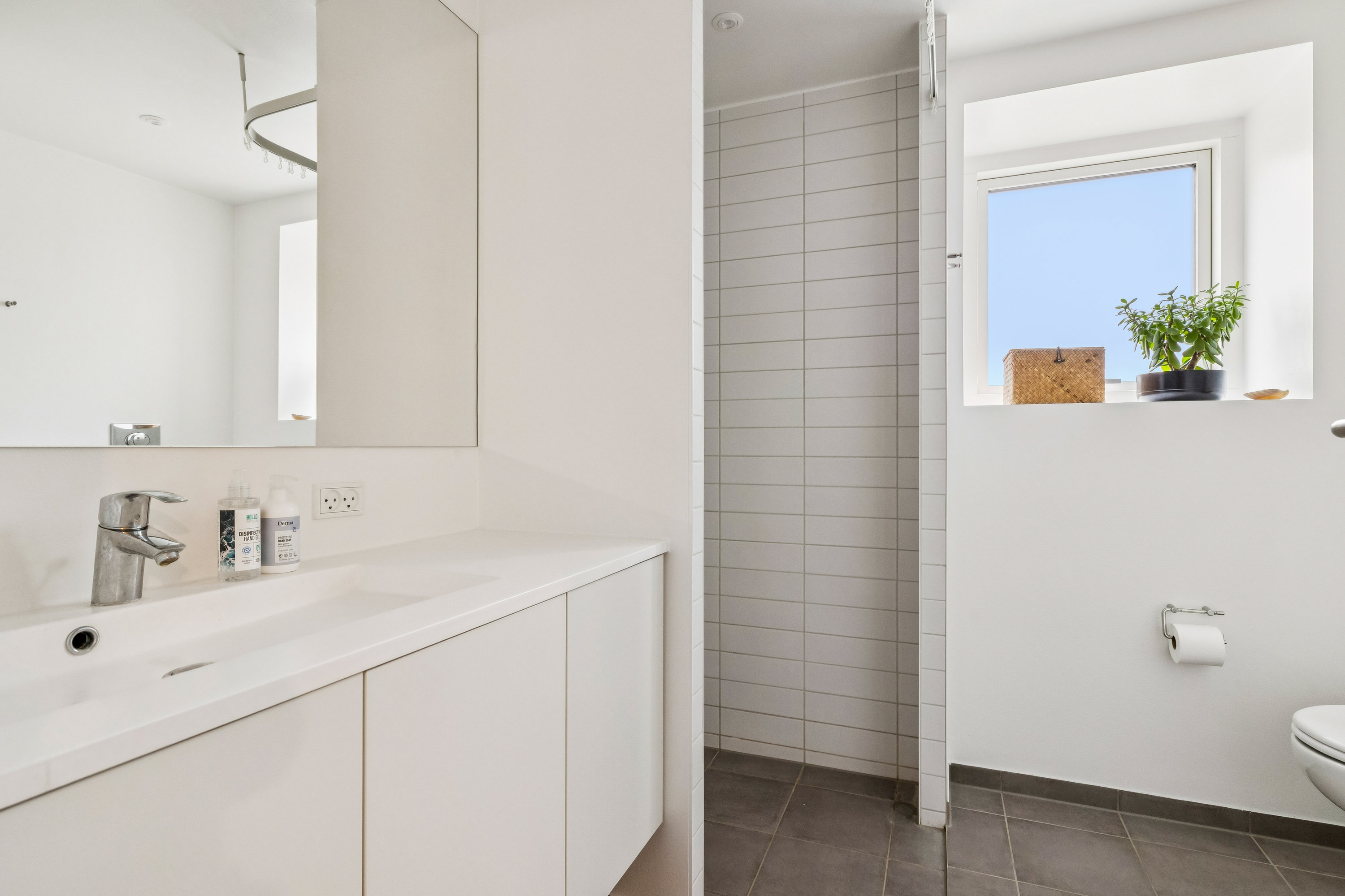 Fremhævet badeværelse billede i fuldskærmstilstand. Billede af Ovenvande 5, st.. th., 8660 Skanderborg