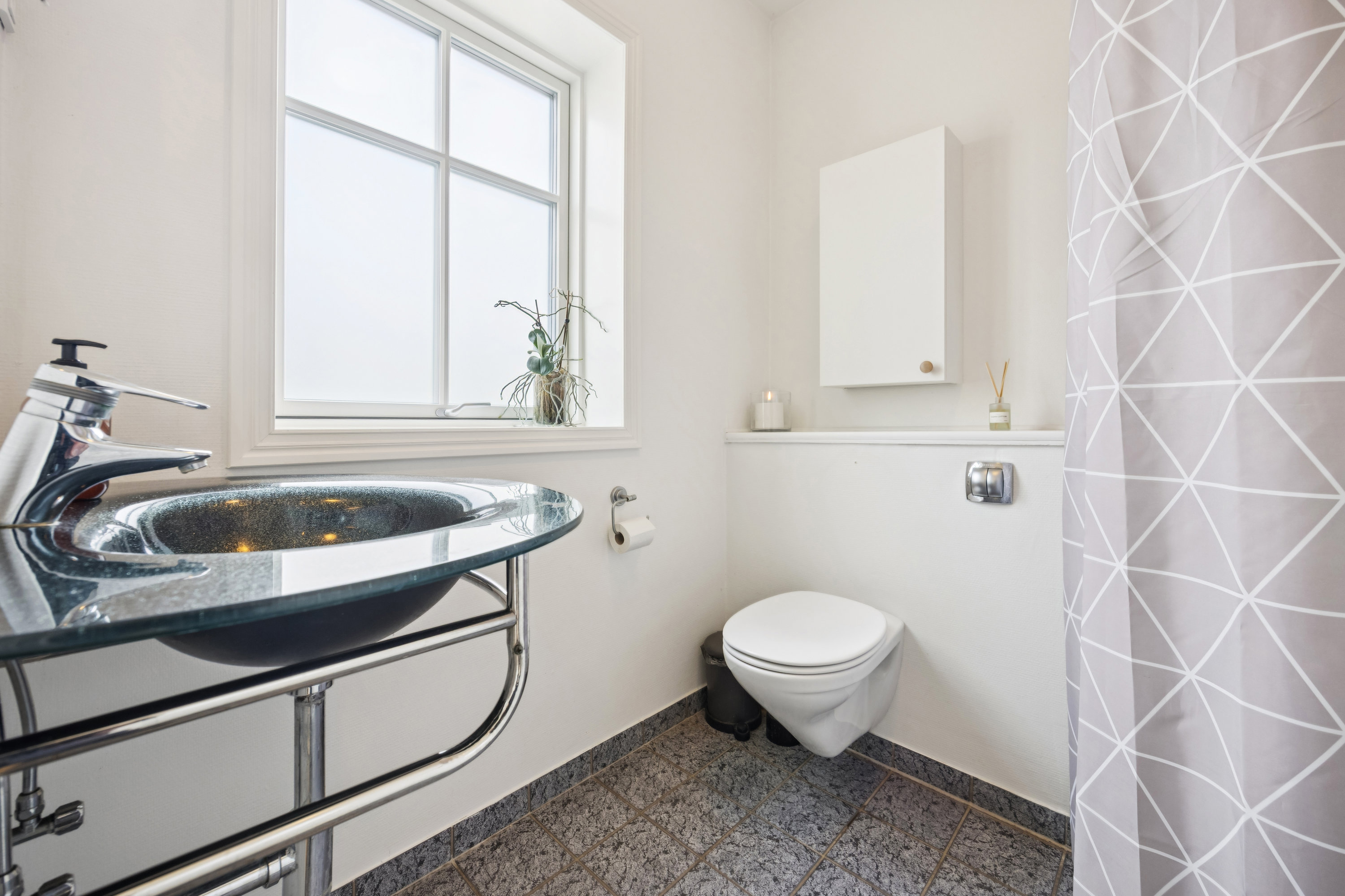 Fremhævet badeværelse billede i fuldskærmstilstand. Billede af Sønderskovvej 170, 9370 Hals