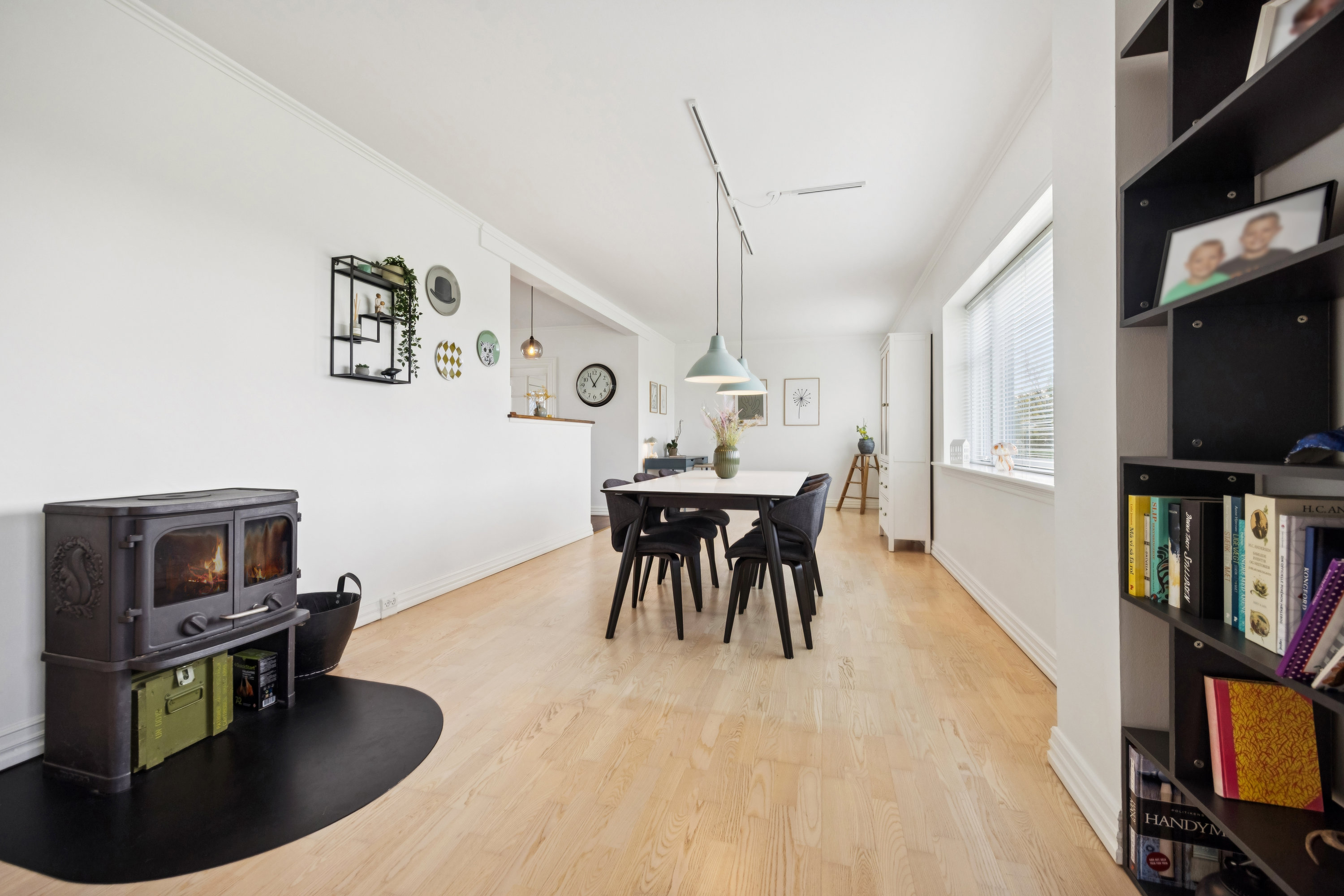 Fremhævet stue billede i fuldskærmstilstand. Billede af Sønderskovvej 170, 9370 Hals