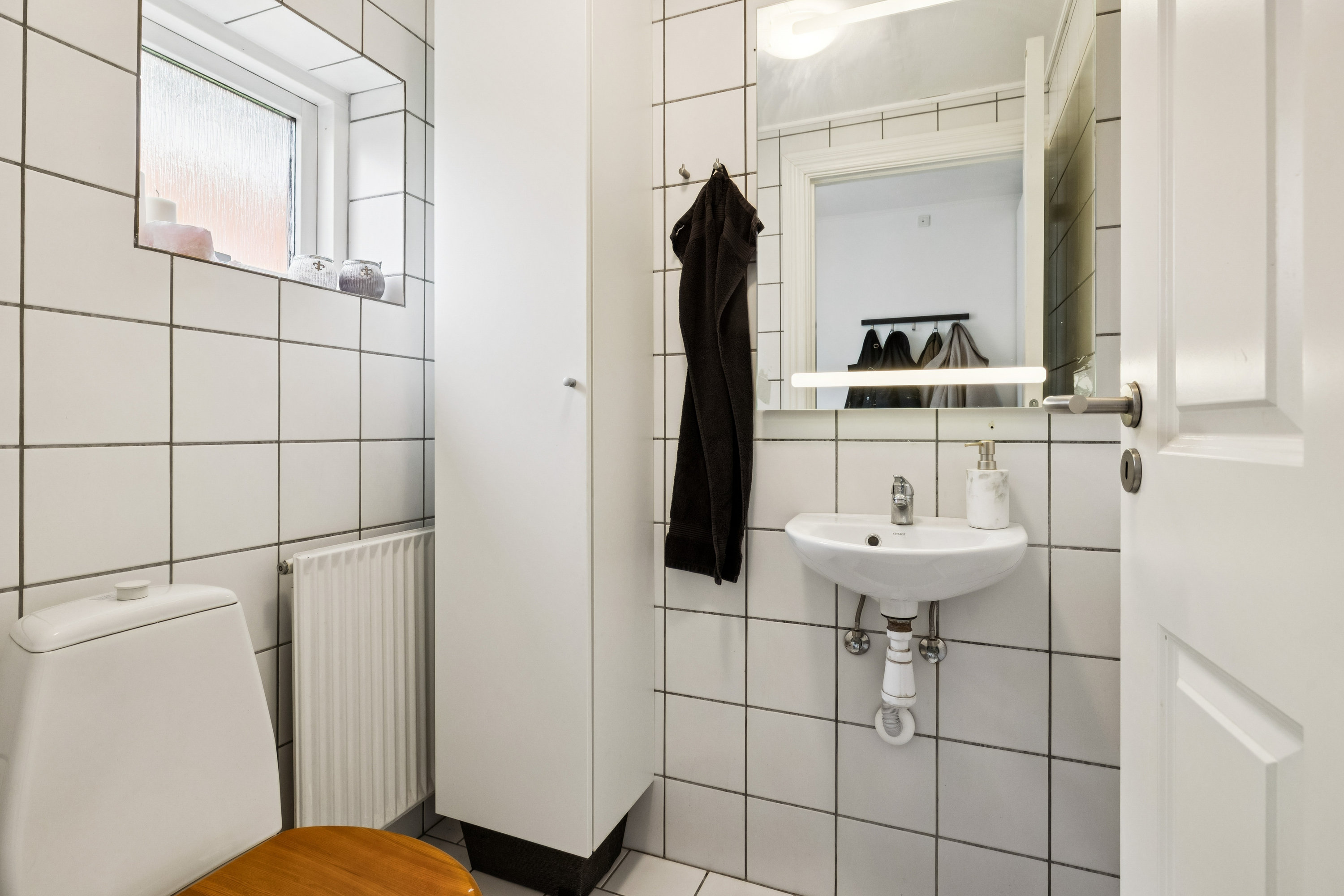 Fremhævet toilet billede i fuldskærmstilstand. Billede af Vesterparken 57, 8660 Skanderborg