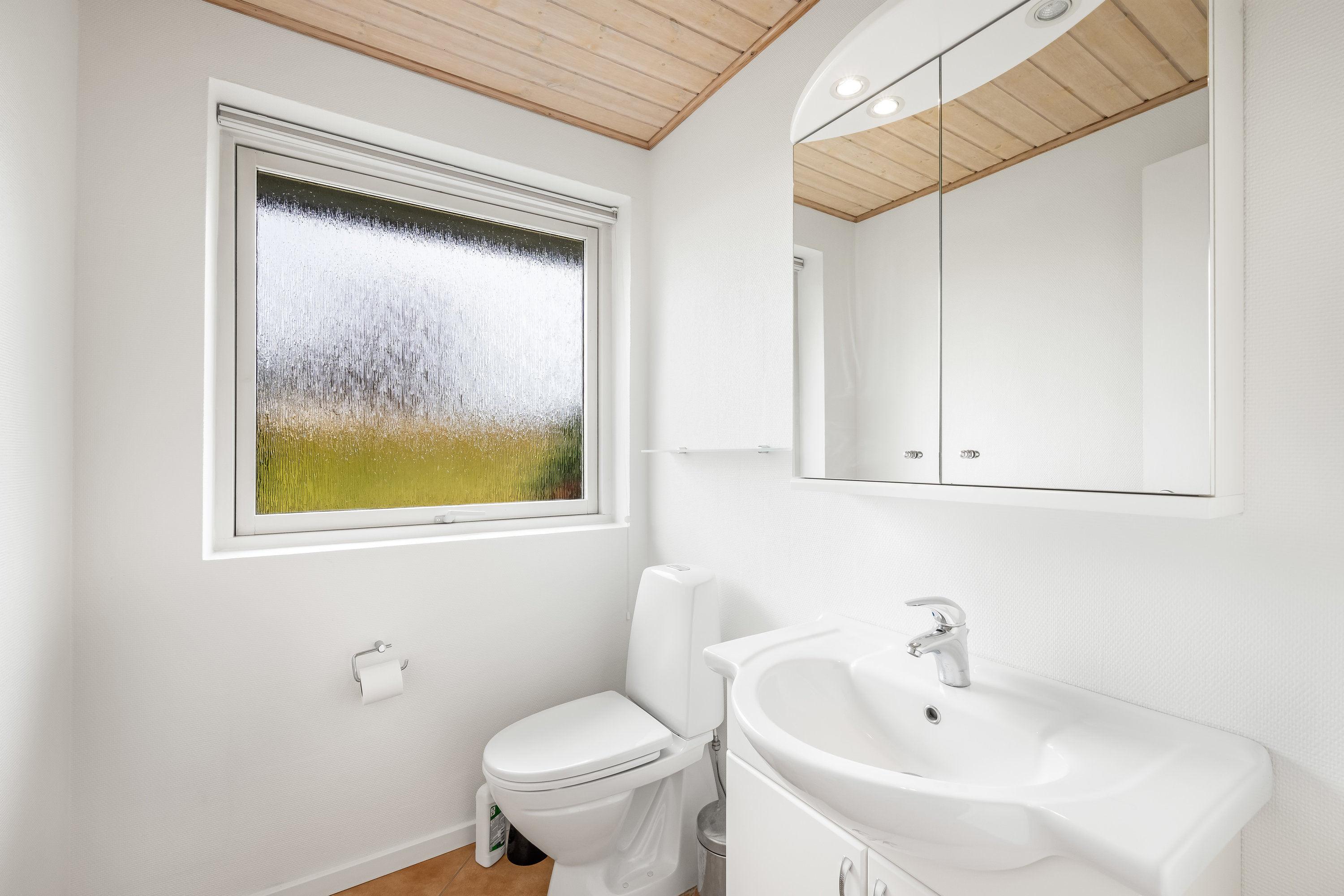 Fremhævet toilet billede i fuldskærmstilstand. Billede af Egernvej 8, Borris, 6900 Skjern