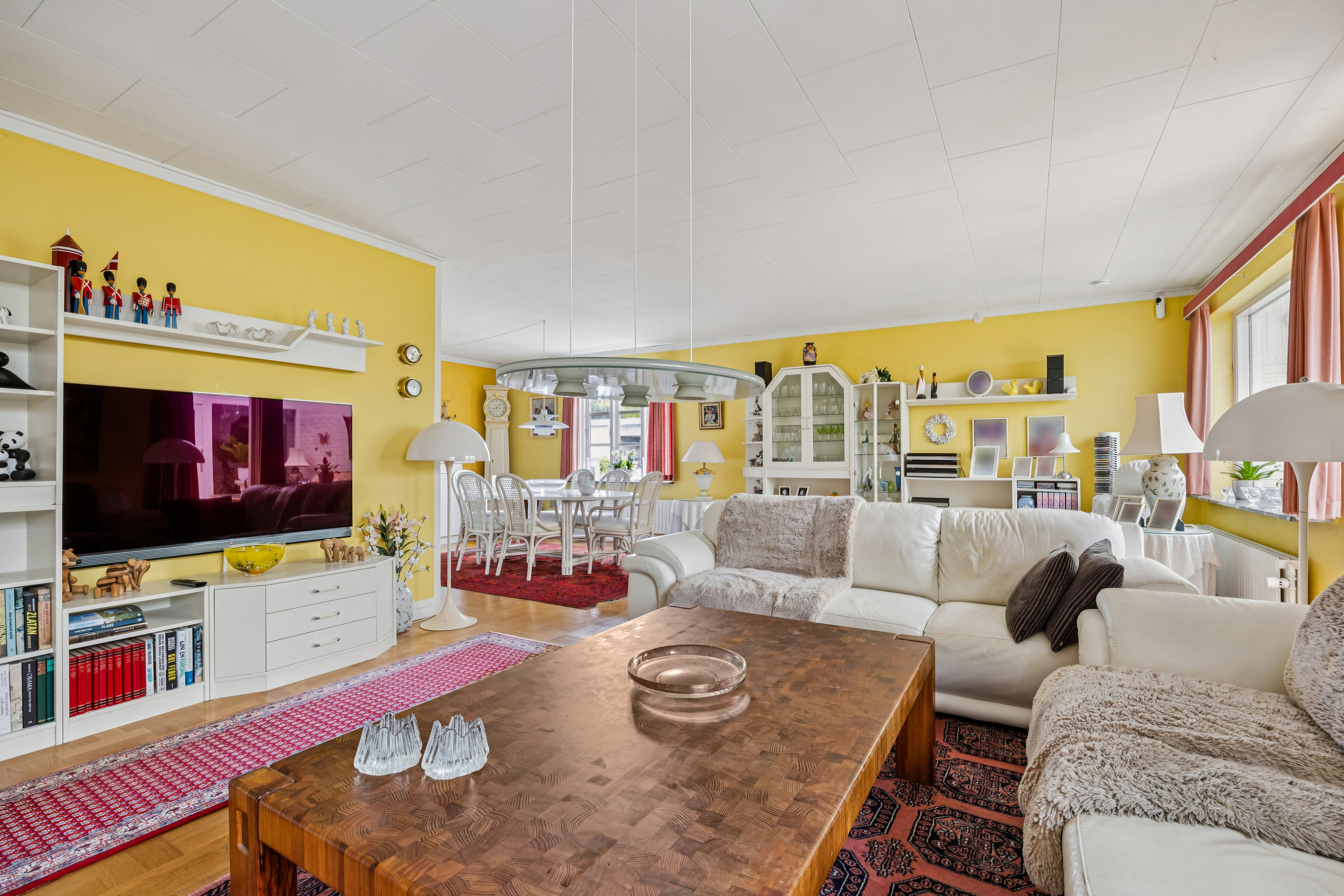 Fremhævet stue billede i fuldskærmstilstand. Billede af Solsikkevej 10, 4600 Køge