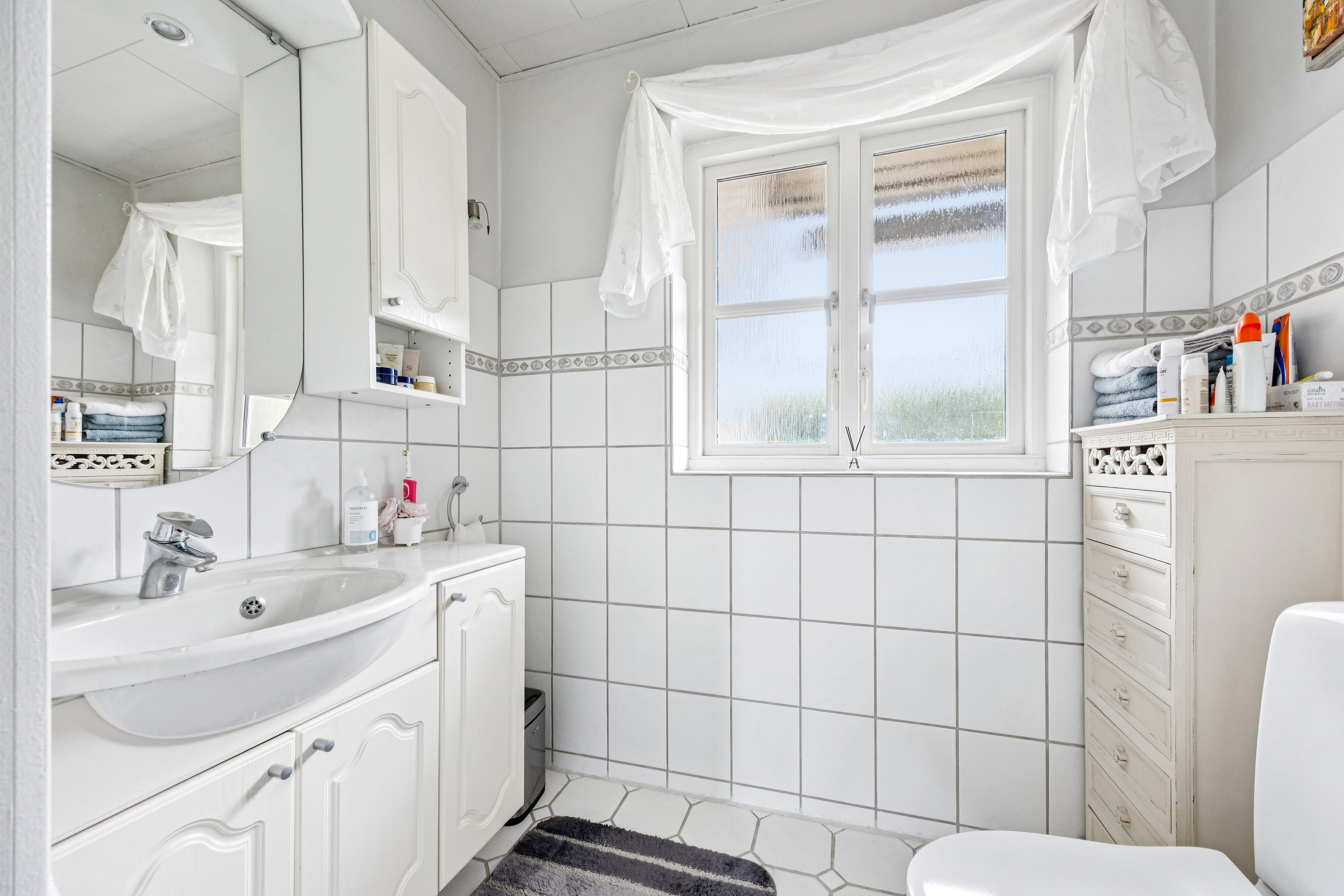 Fremhævet badeværelse billede i fuldskærmstilstand. Billede af Solsikkevej 10, 4600 Køge