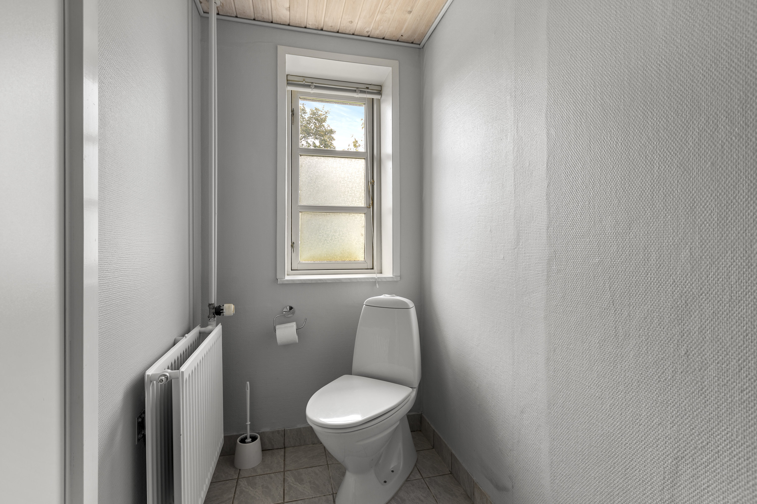 Fremhævet toilet billede i fuldskærmstilstand. Billede af Juliedalvej 6, Døjringe, 4180 Sorø