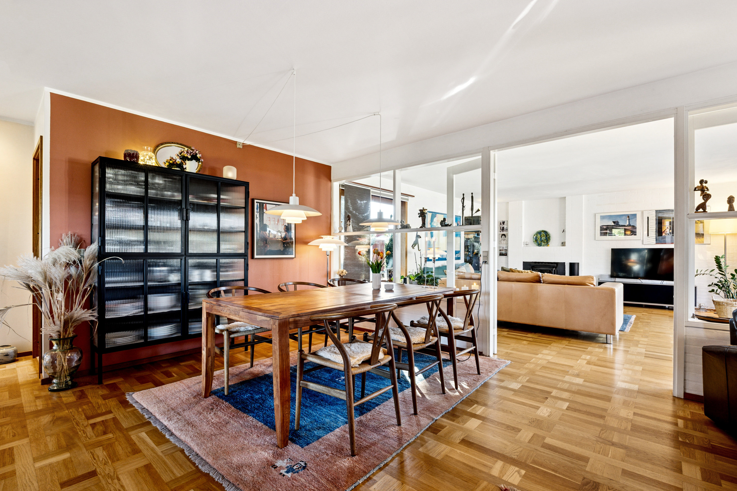 Fremhævet stue billede i fuldskærmstilstand. Billede af Strandgårdsvej 5, 2690 Karlslunde