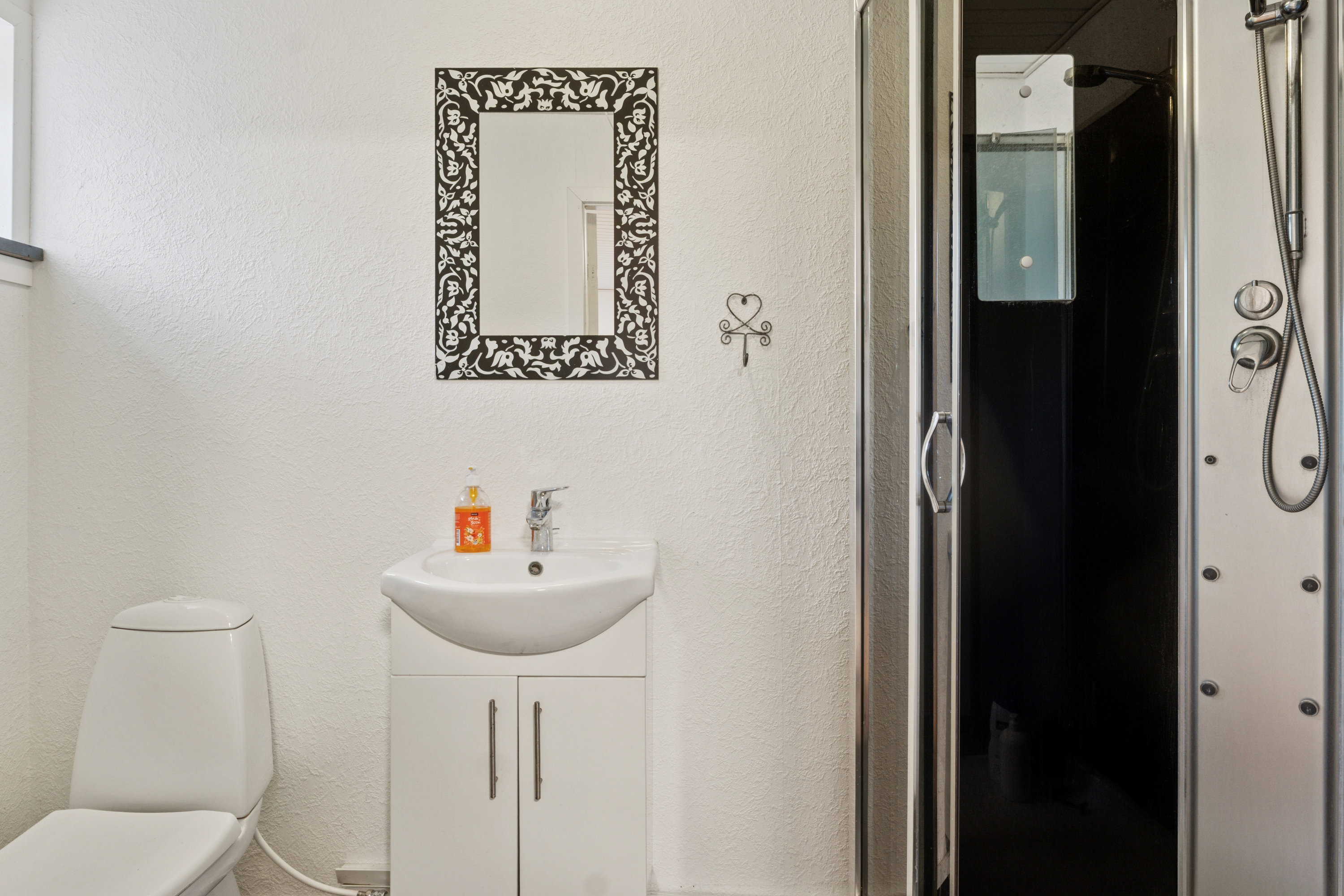 Fremhævet toilet billede i fuldskærmstilstand. Billede af Stadionsvej 3, 4735 Mern