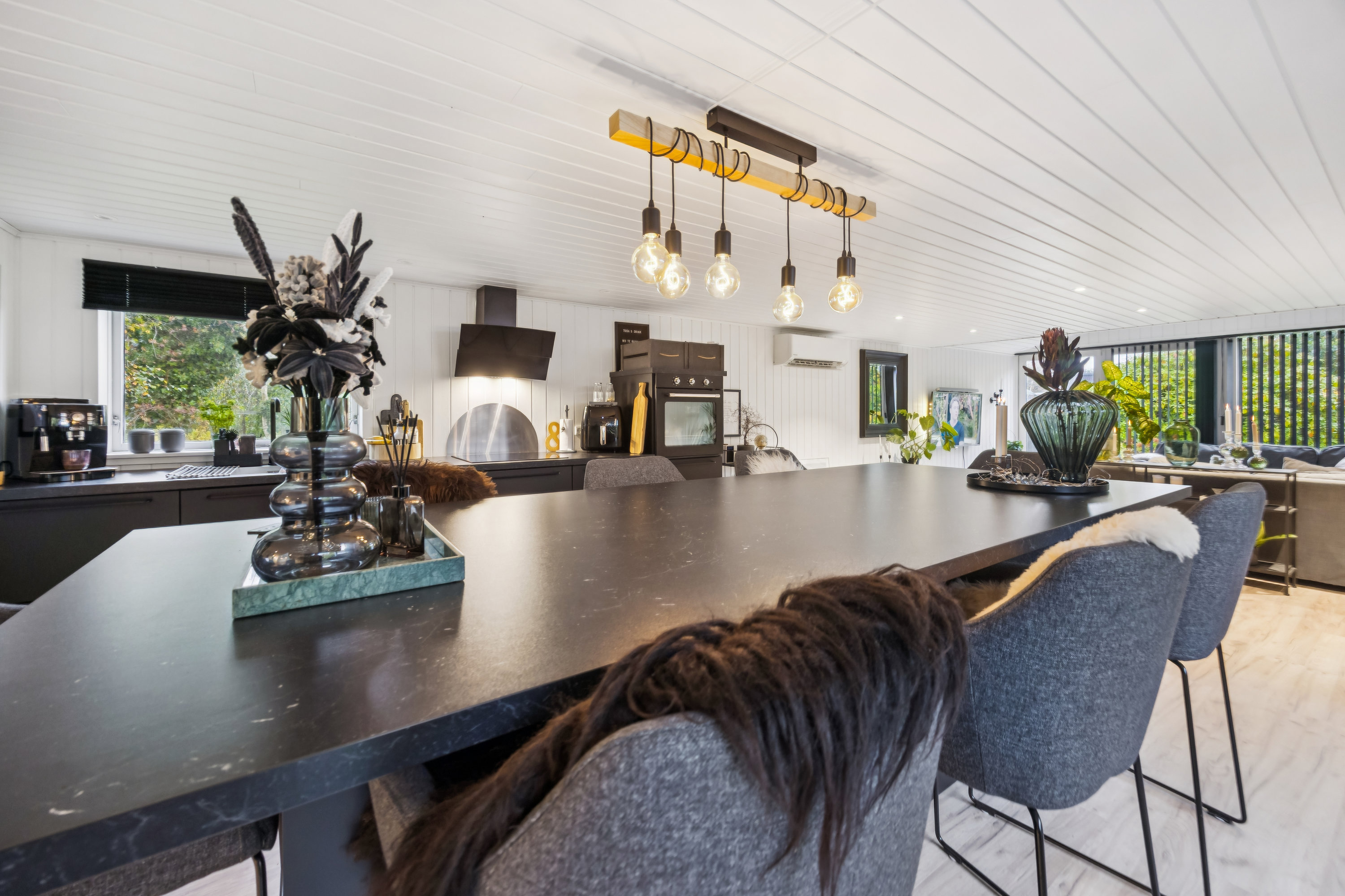 Fremhævet stue billede i fuldskærmstilstand. Billede af Fasanvej 9, 9370 Hals