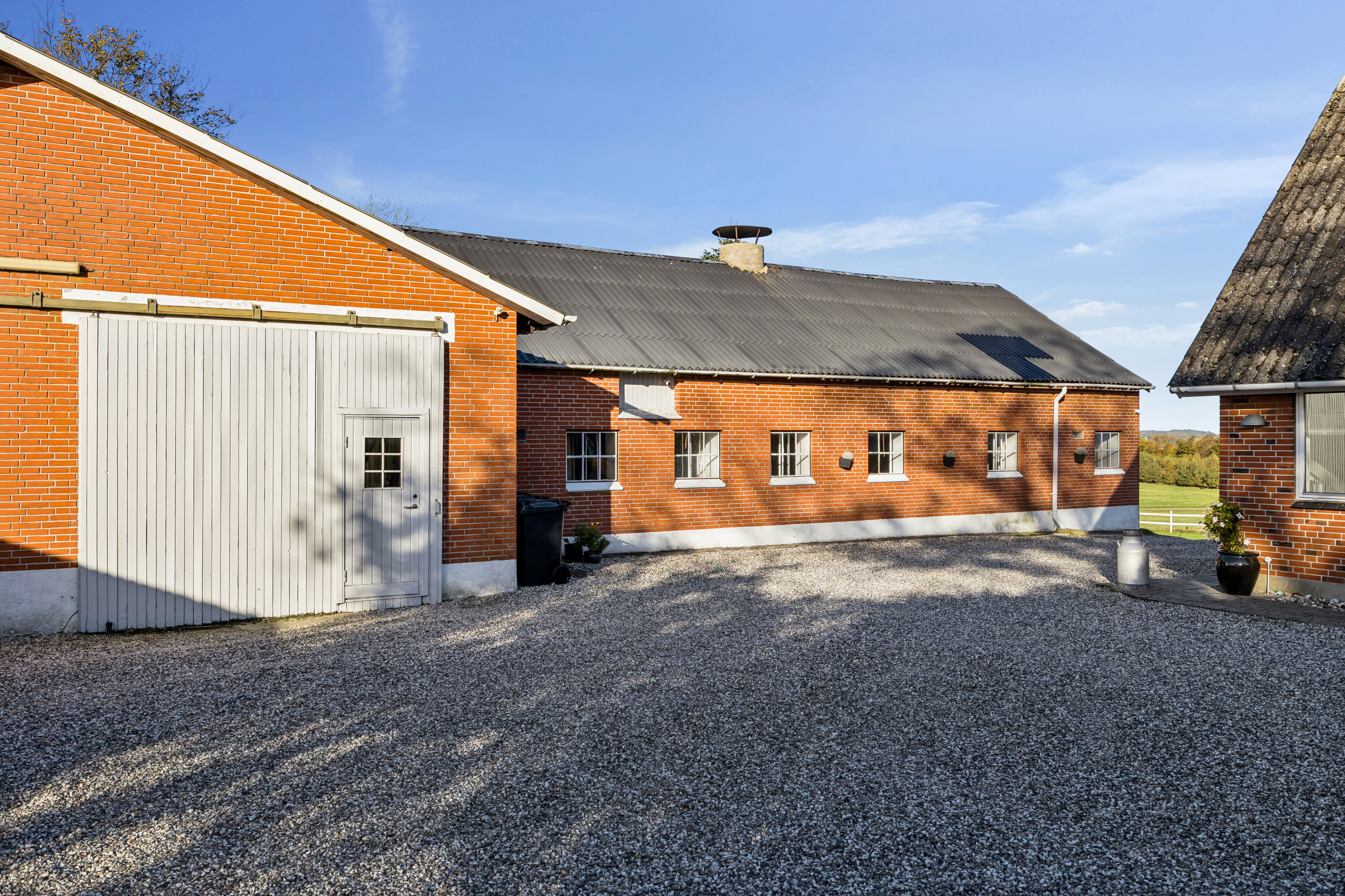 Fremhævet gårdsplads billede i fuldskærmstilstand. Billede af Sandgravvej 10, Gram, 8660 Skanderborg