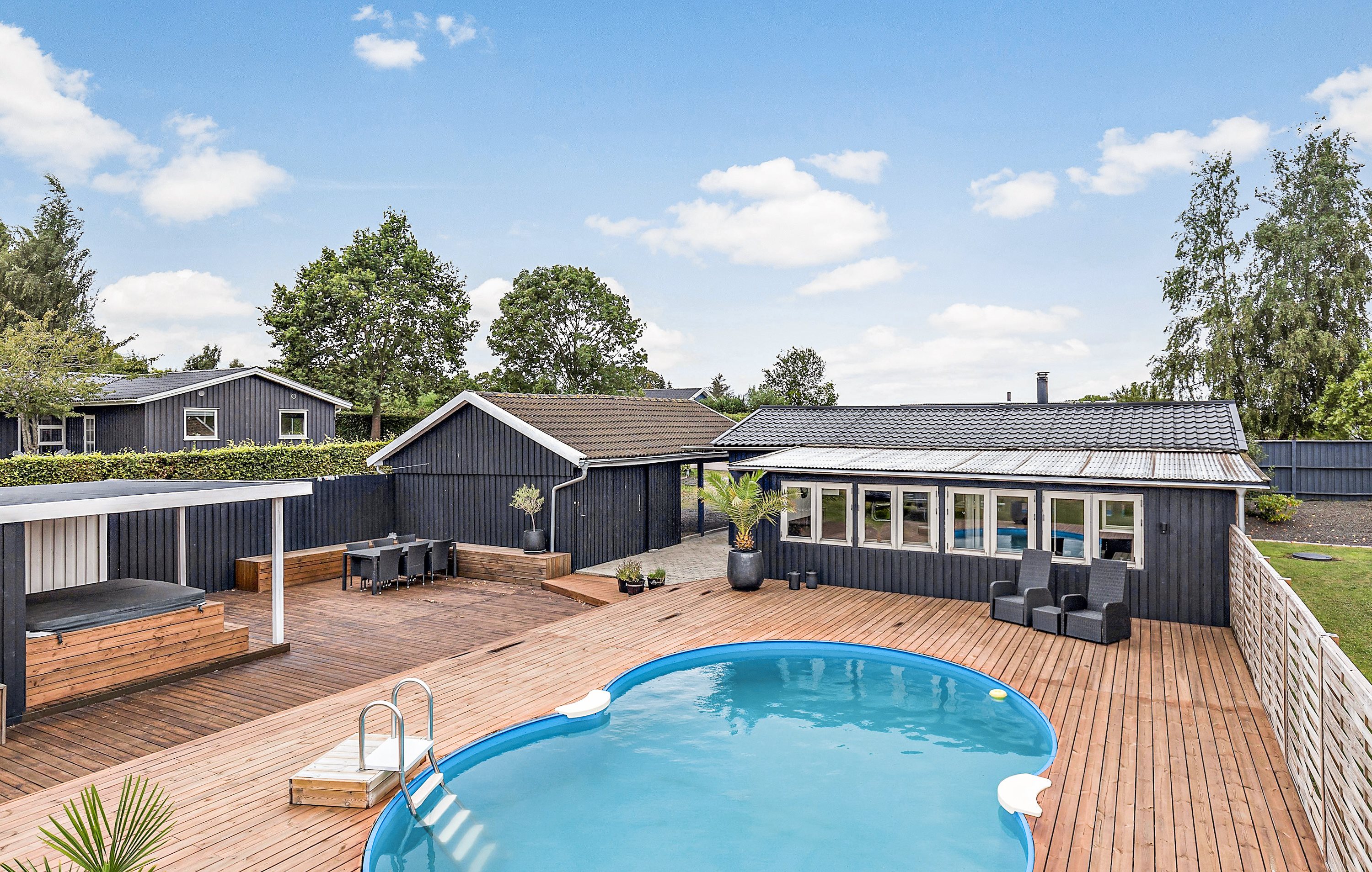 Fremhævet udendørs billede i fuldskærmstilstand. Billede af To-Bjerg 186, Uglerup, 4300 Holbæk