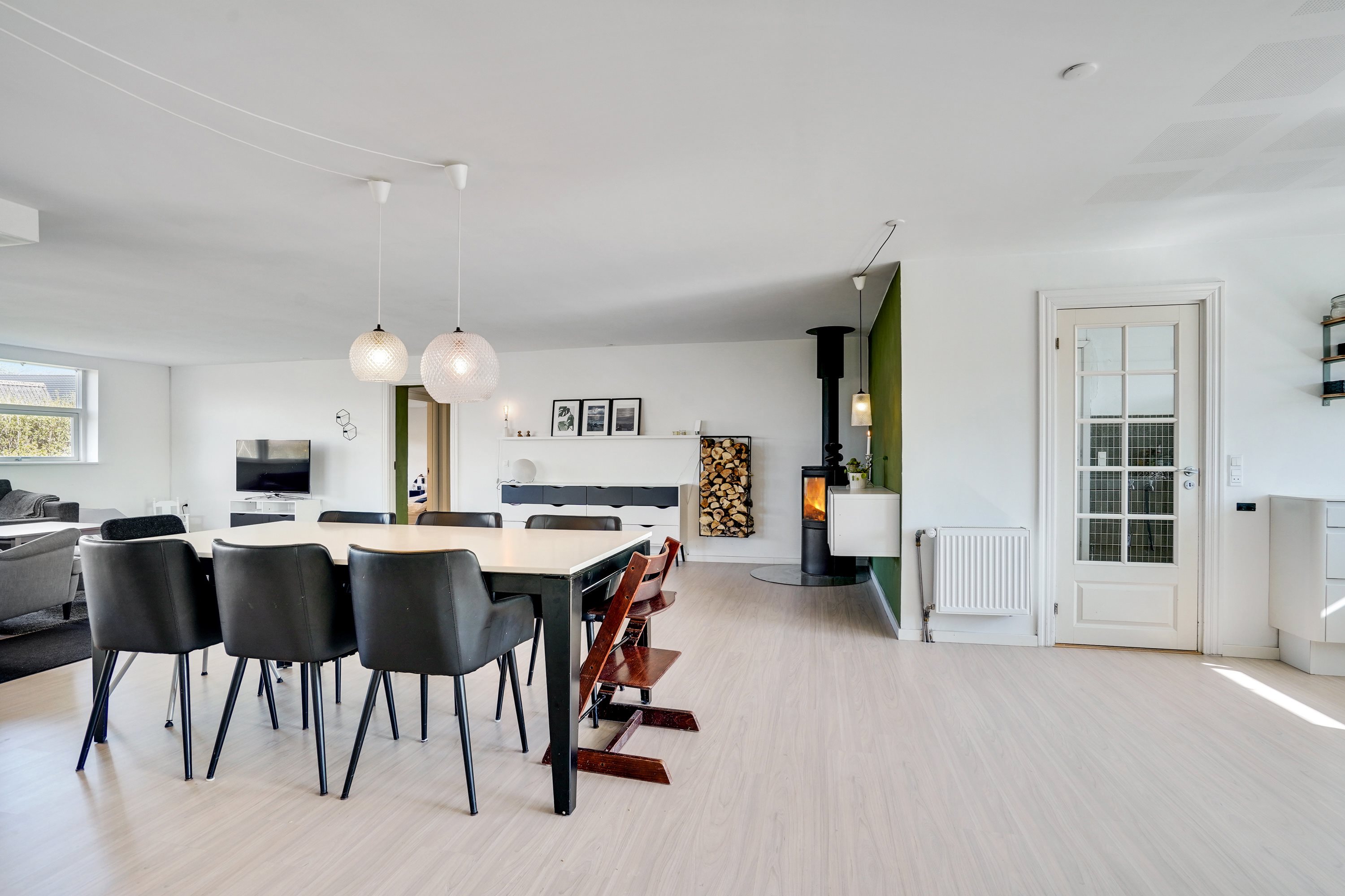 Fremhævet stue billede i fuldskærmstilstand. Billede af Anemonevej 17, 9870 Sindal