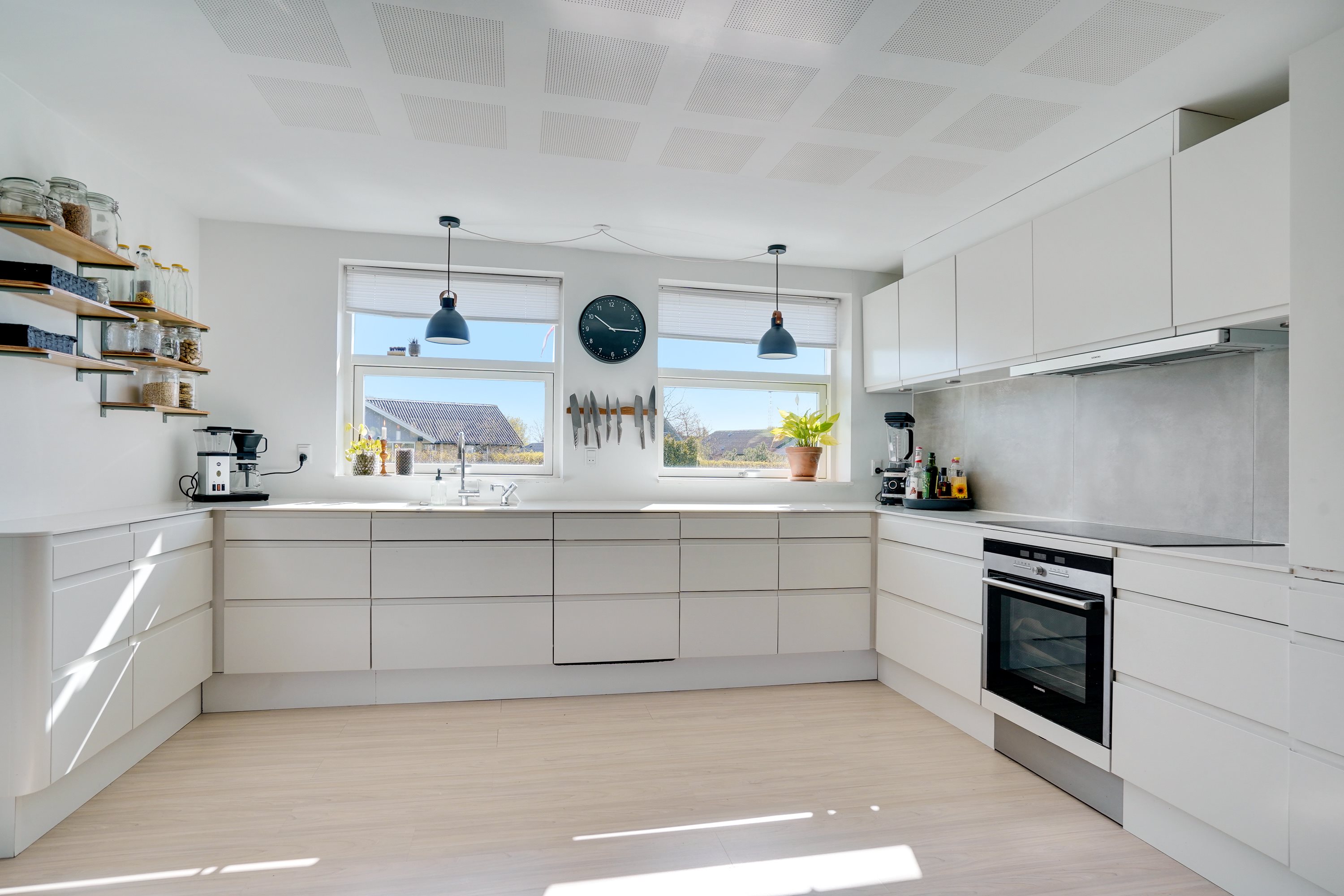 Fremhævet køkken billede i fuldskærmstilstand. Billede af Anemonevej 17, 9870 Sindal