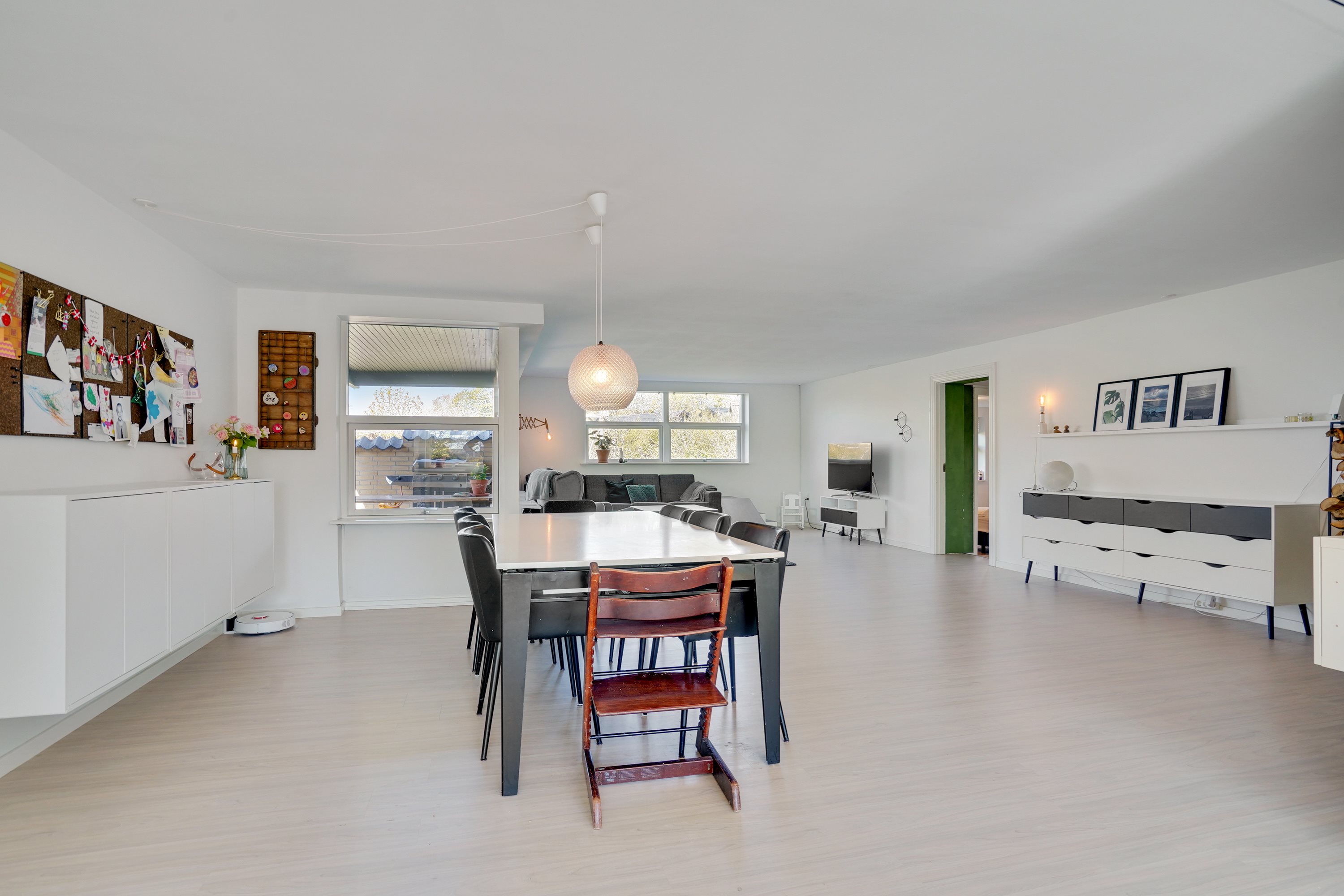 Fremhævet stue billede i fuldskærmstilstand. Billede af Anemonevej 17, 9870 Sindal