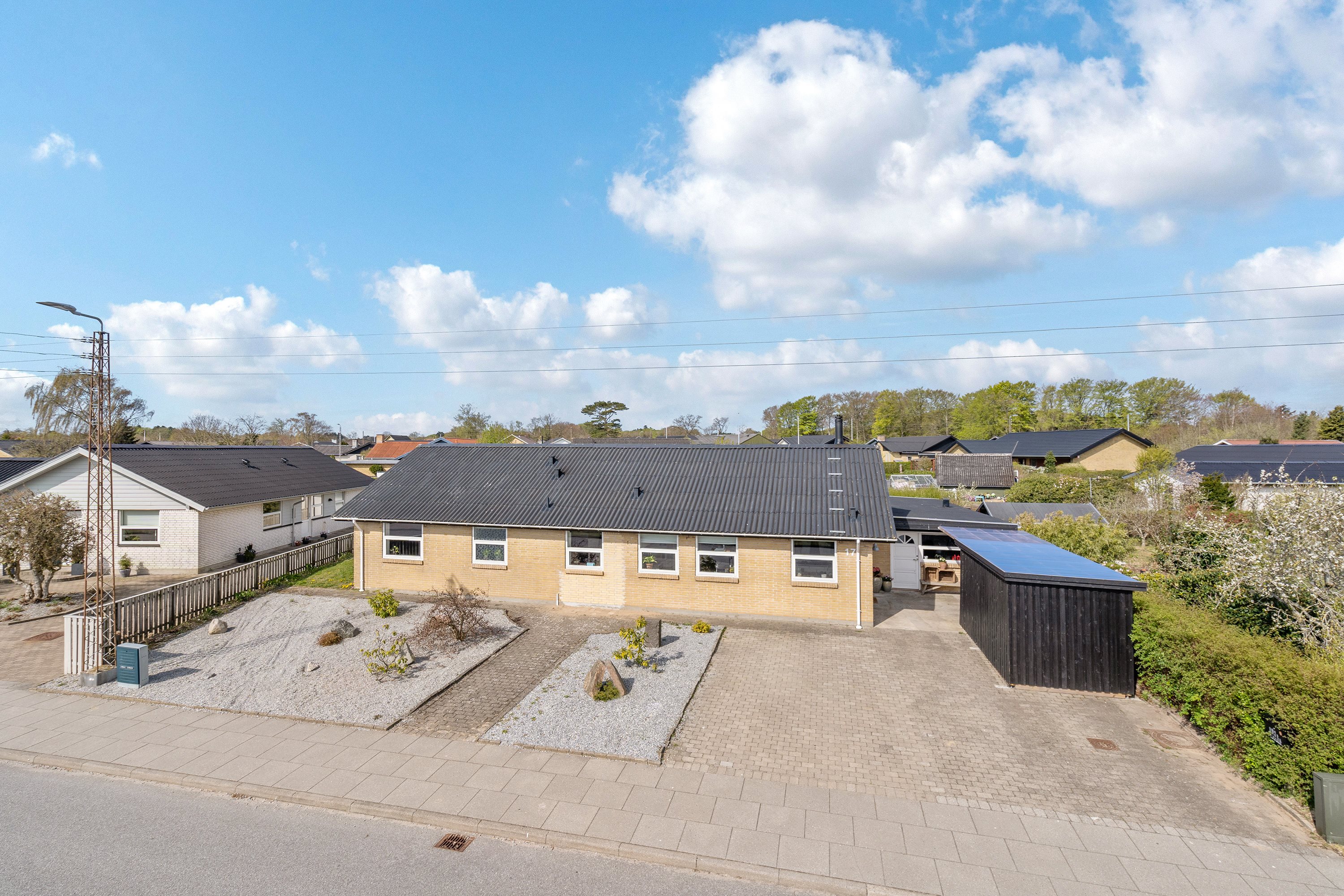 Fremhævet set fra vejen billede i fuldskærmstilstand. Billede af Anemonevej 17, 9870 Sindal