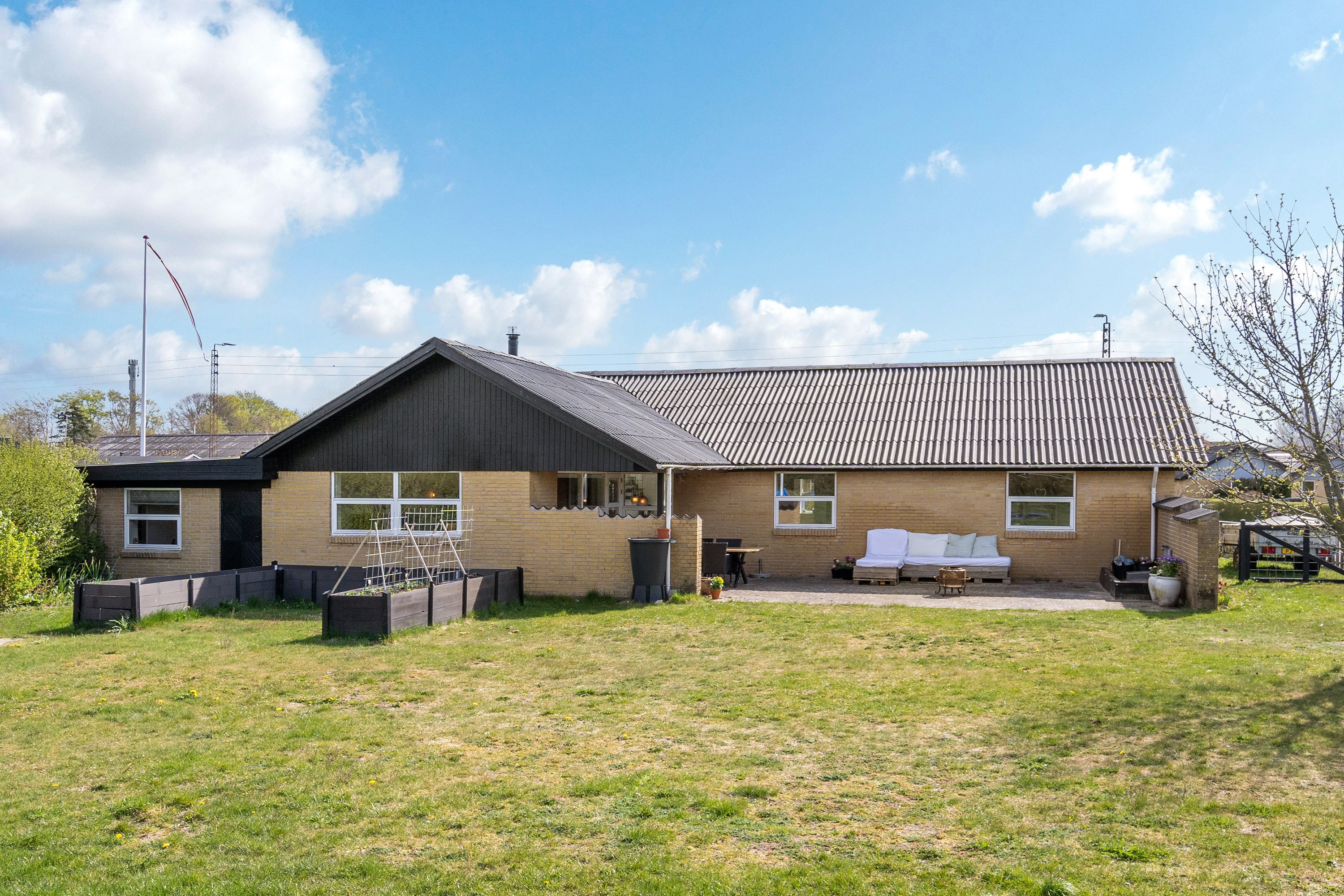 Miniaturebillede 1: set fra haven. Billede af Anemonevej 17, 9870 Sindal