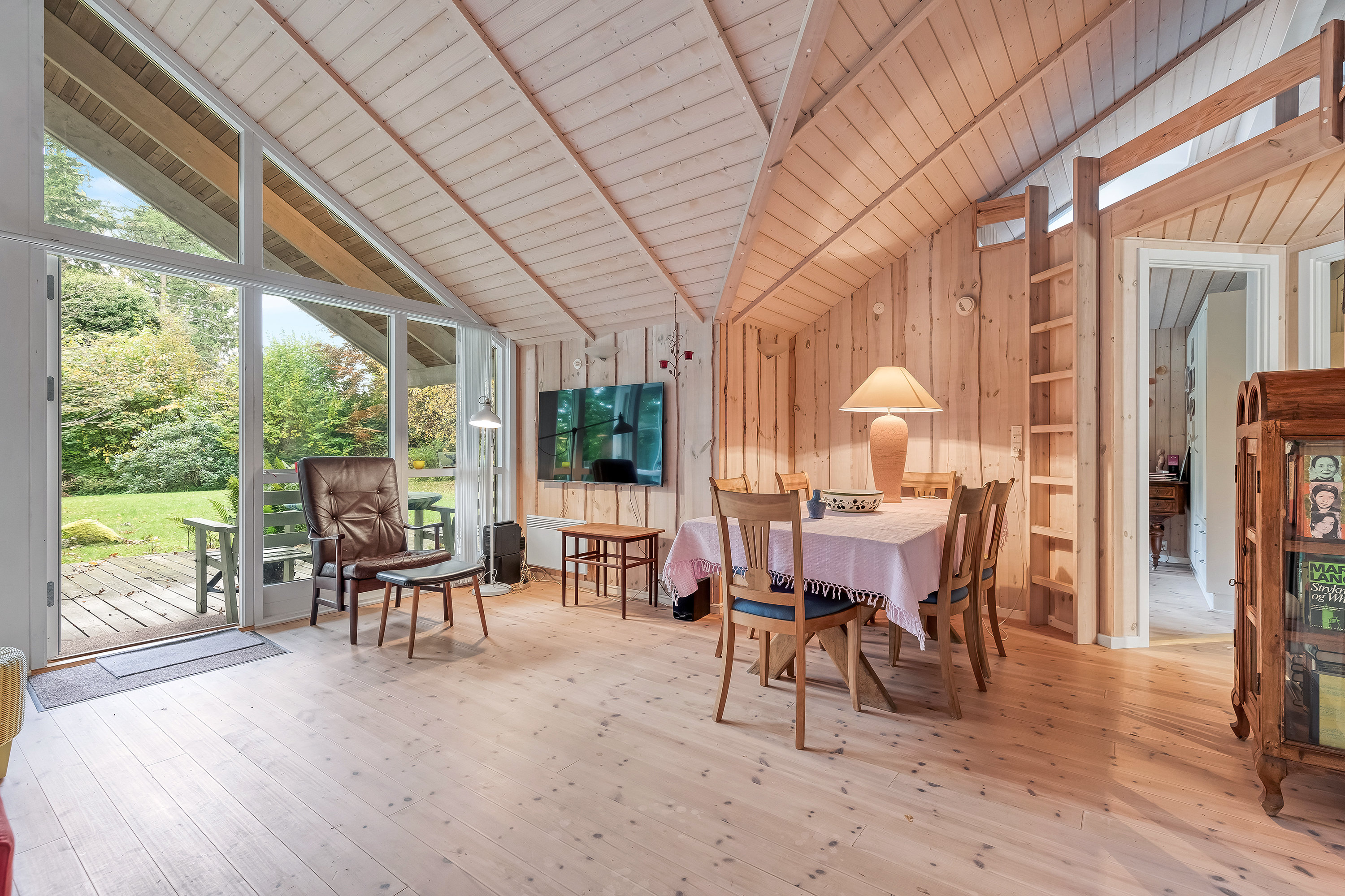 Fremhævet stue billede i fuldskærmstilstand. Billede af Mosesvinget 4, Buresø, 3550 Slangerup