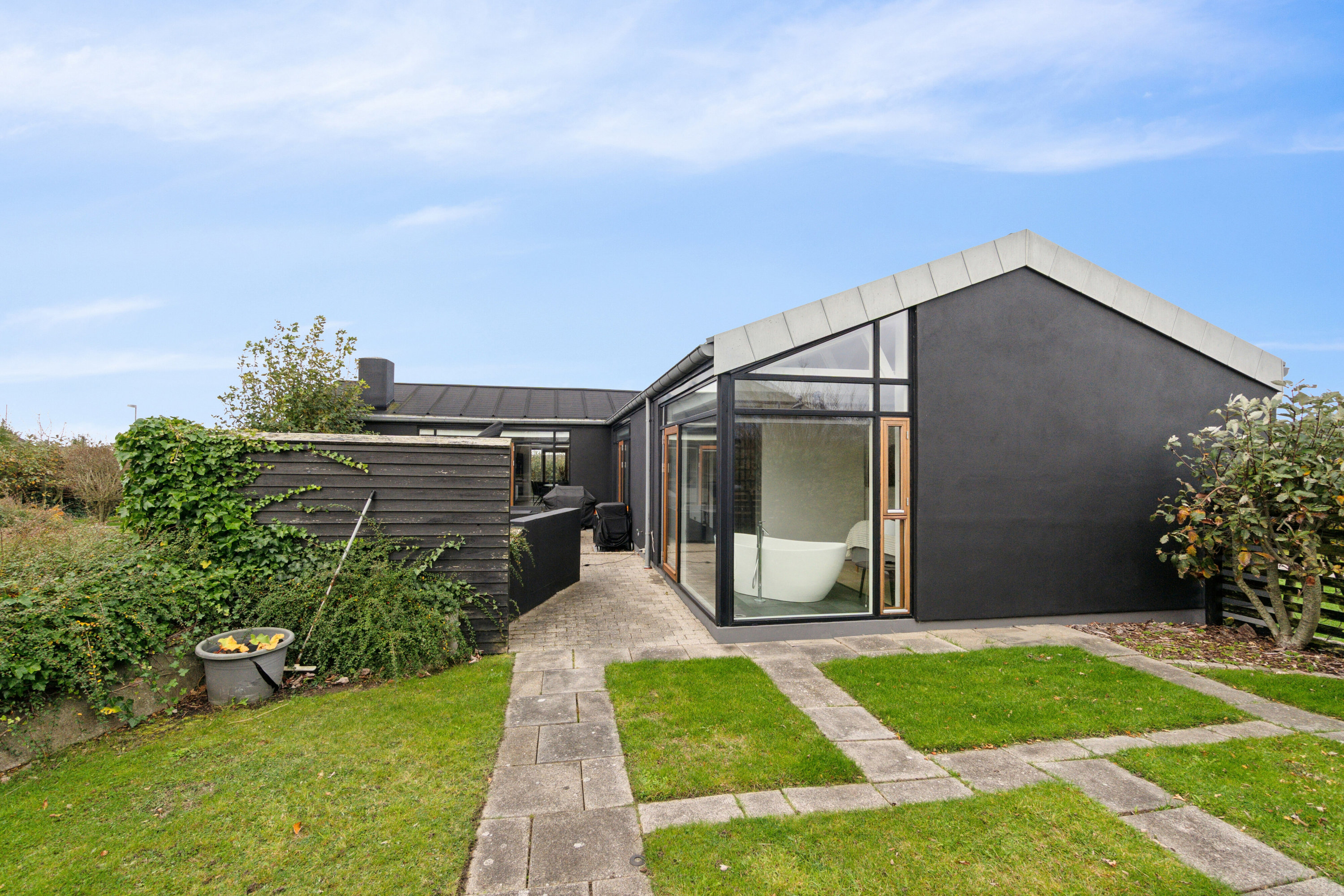 Miniaturebillede 2: set fra haven. Billede af Gyvelvænget 92, 7730 Hanstholm