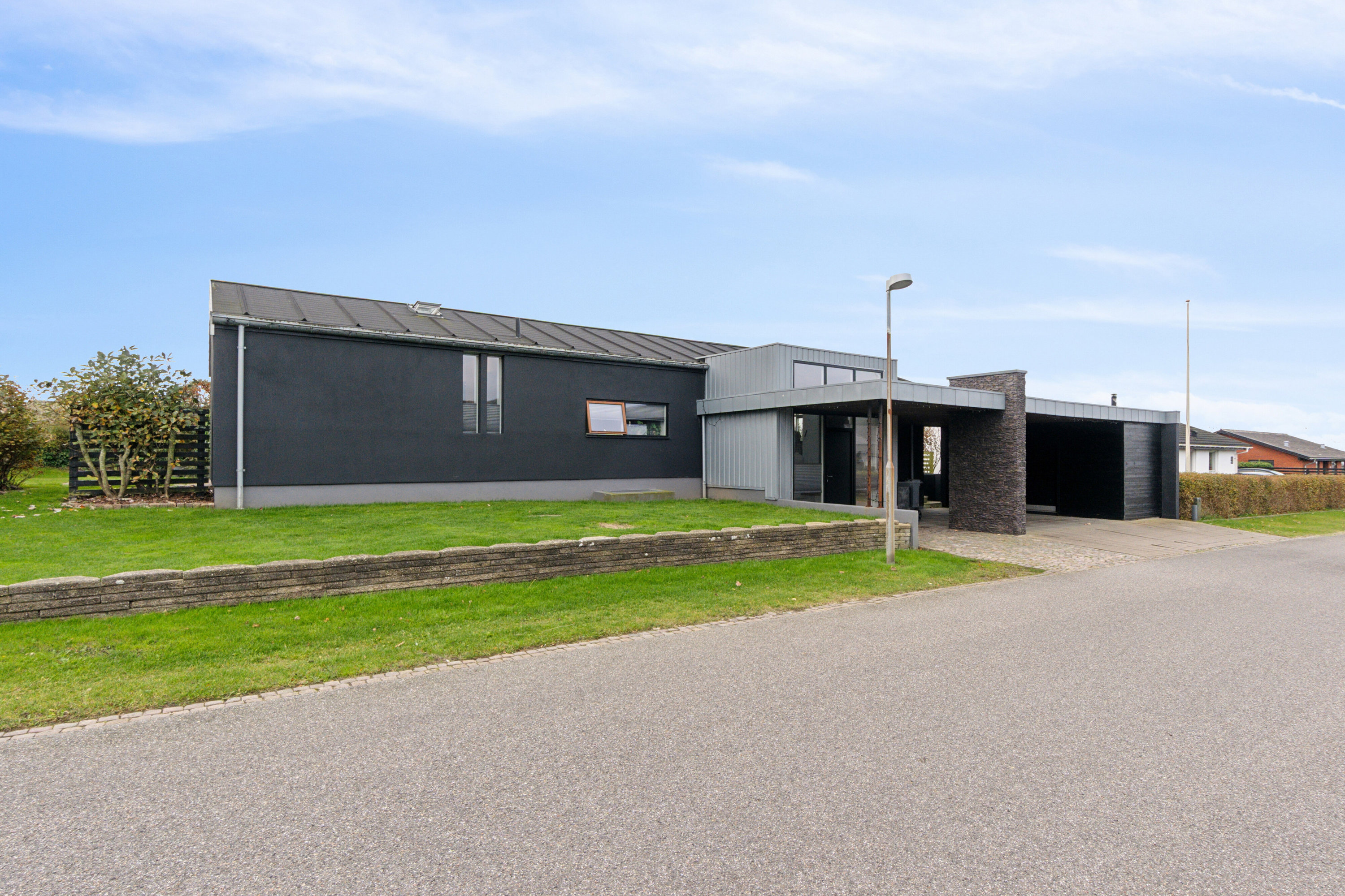 Miniaturebillede 1: set fra vejen. Billede af Gyvelvænget 92, 7730 Hanstholm