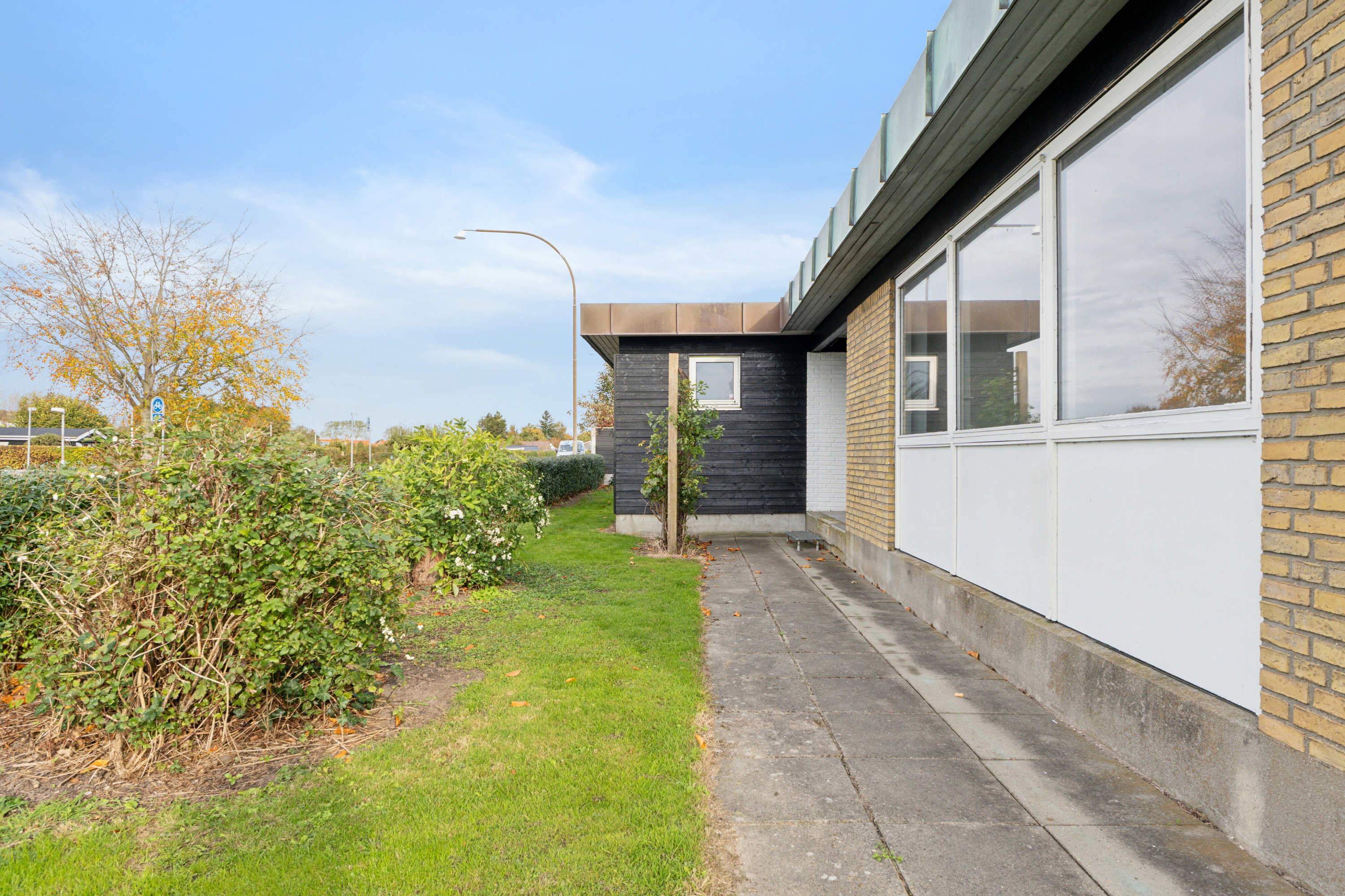 Fremhævet set fra haven billede i fuldskærmstilstand. Billede af Birkevej 1, 5400 Bogense