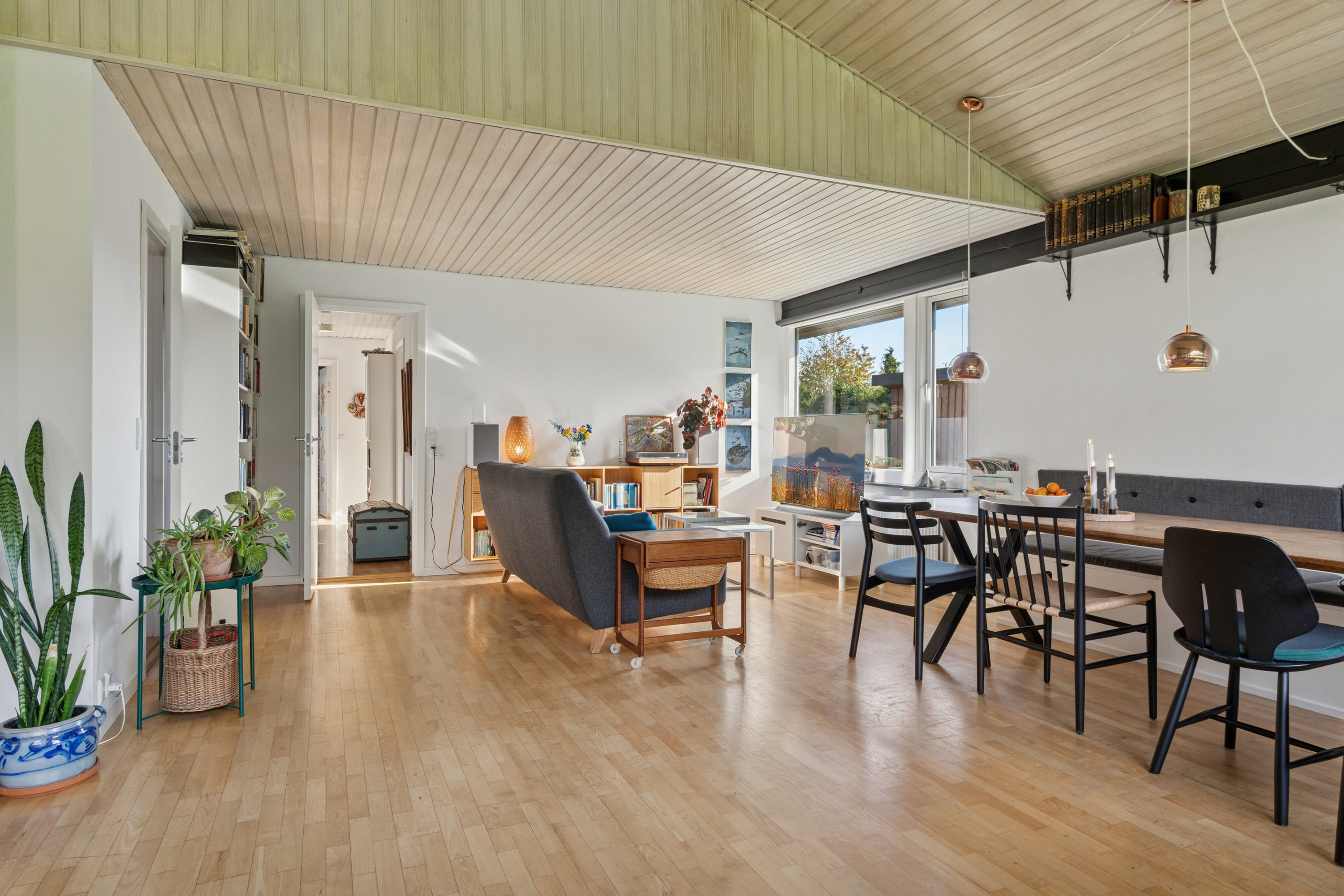 Fremhævet spisestue billede i fuldskærmstilstand. Billede af Mørkager 51, 2620 Albertslund