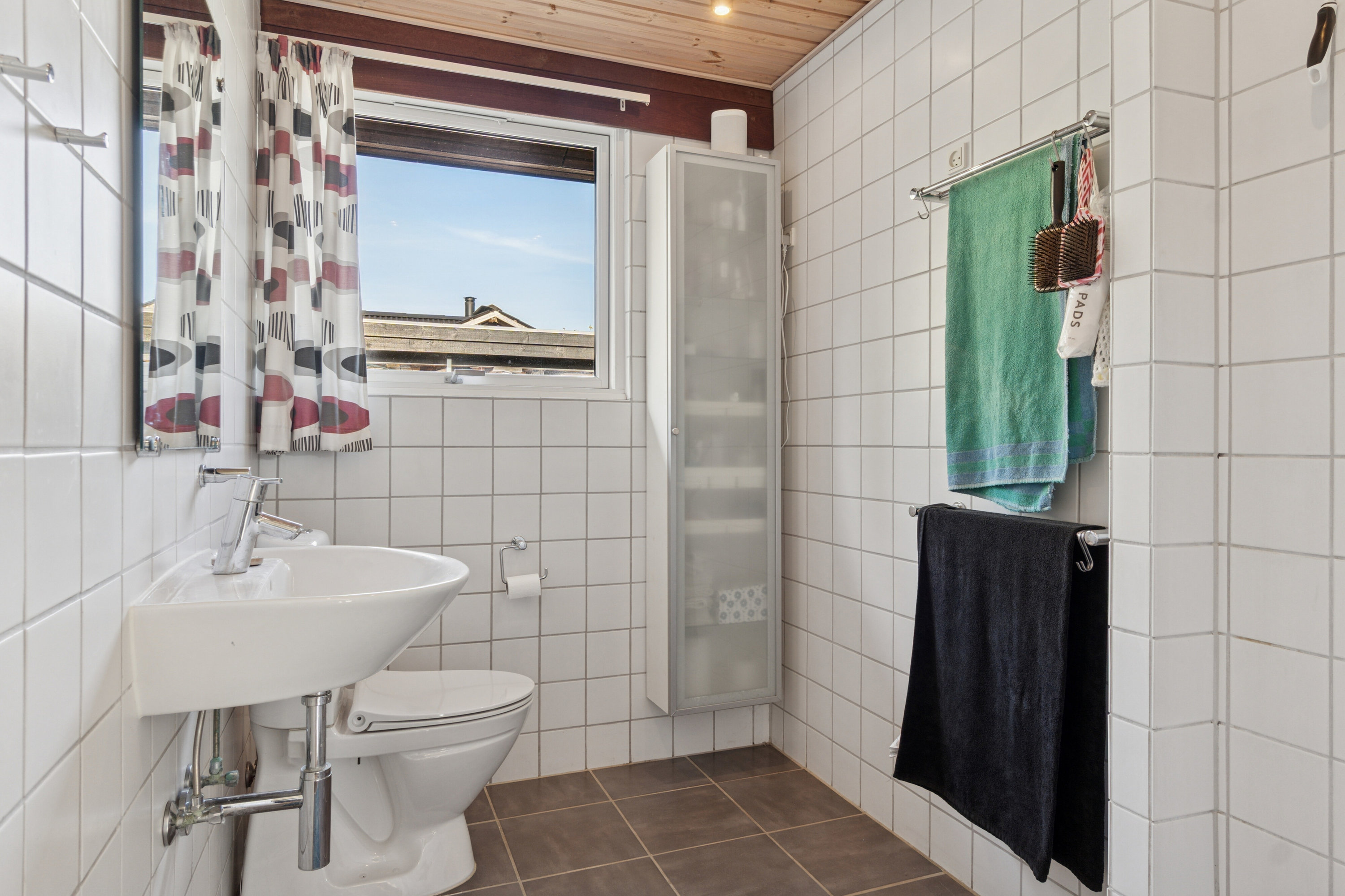 Fremhævet badeværelse billede i fuldskærmstilstand. Billede af Mørkager 51, 2620 Albertslund