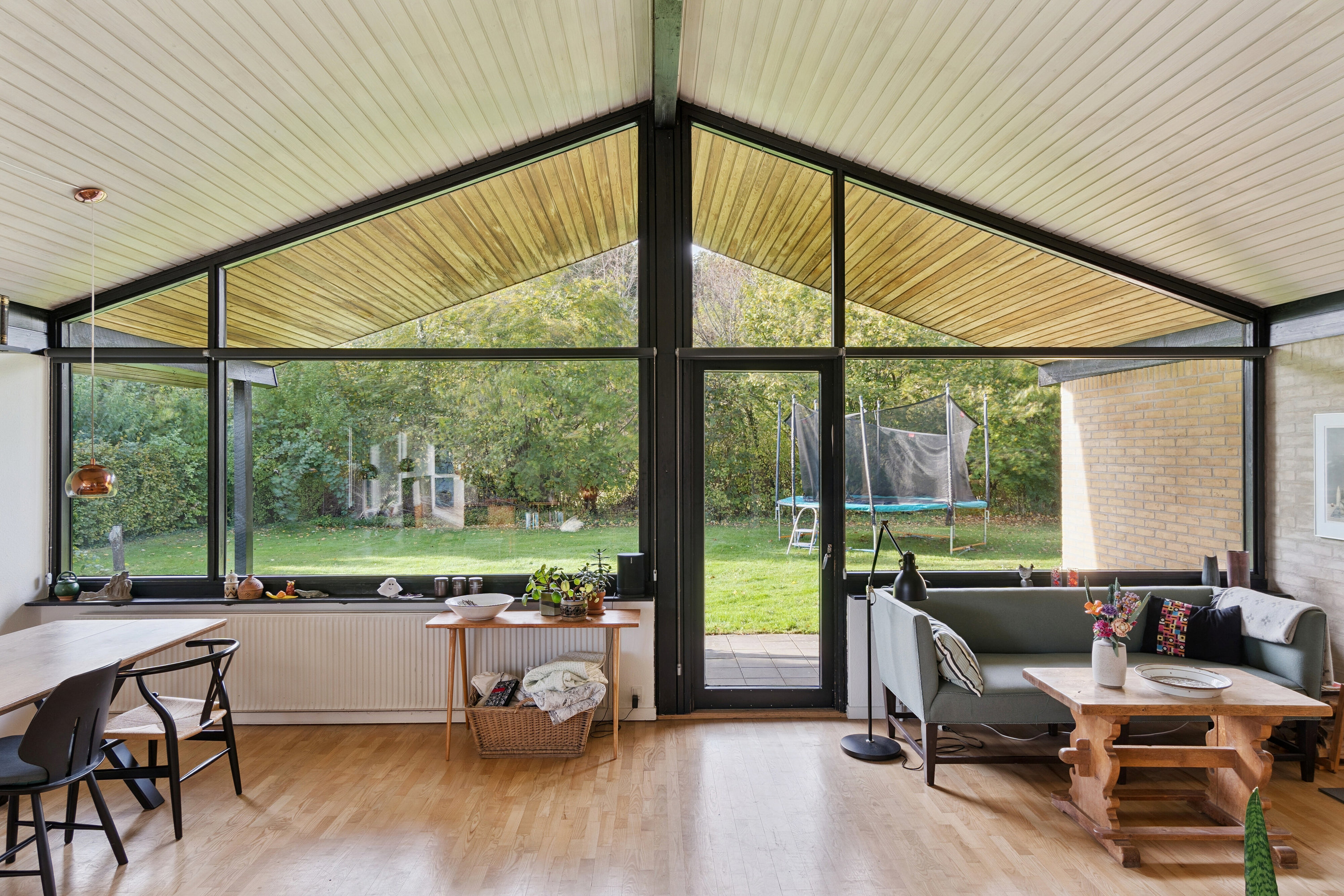 Fremhævet stue billede i fuldskærmstilstand. Billede af Mørkager 51, 2620 Albertslund