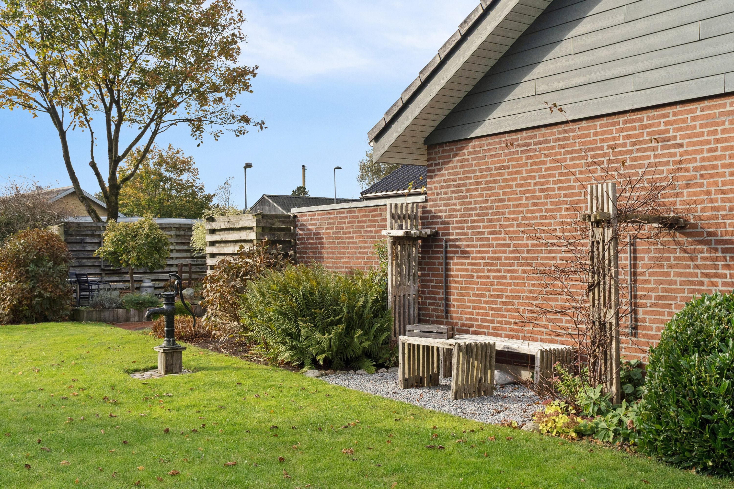 Fremhævet udendørs billede i fuldskærmstilstand. Billede af Lærkevej 17, 7441 Bording