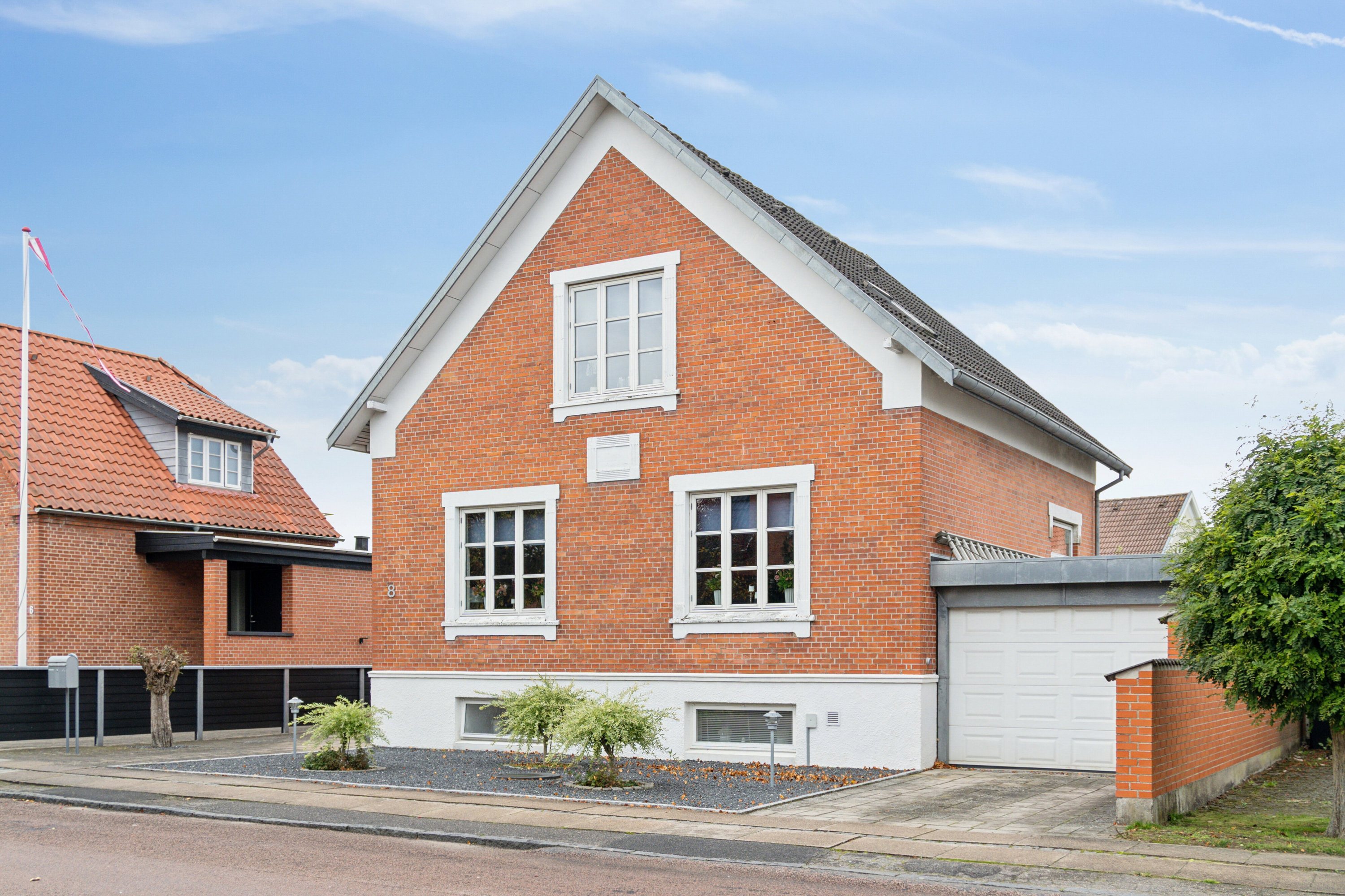 Miniaturebillede 1: set fra vejen. Billede af Jernbane Allé 8, Dalum, 5250 Odense SV