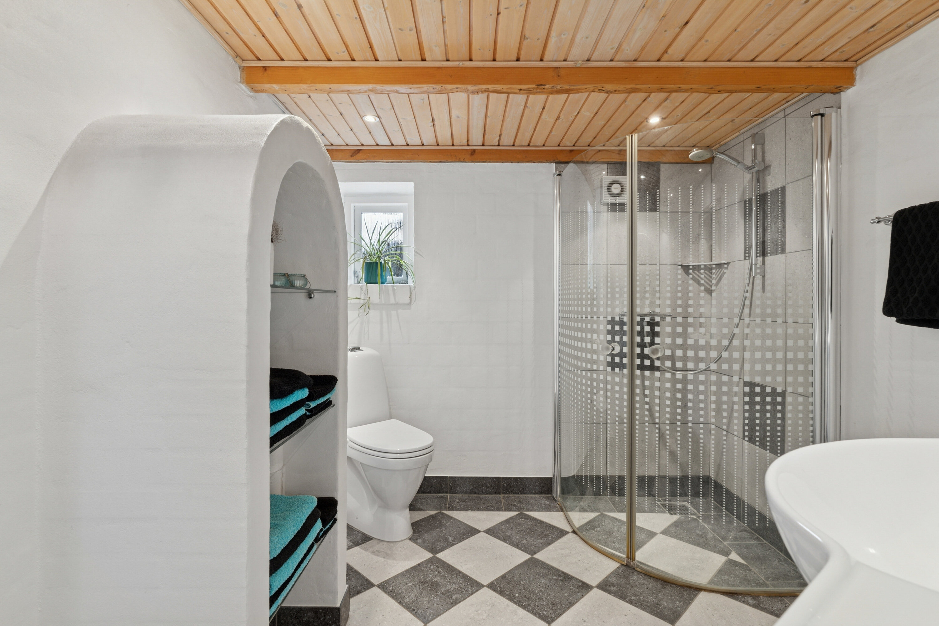 Fremhævet badeværelse billede i fuldskærmstilstand. Billede af Jernbane Allé 8, Dalum, 5250 Odense SV