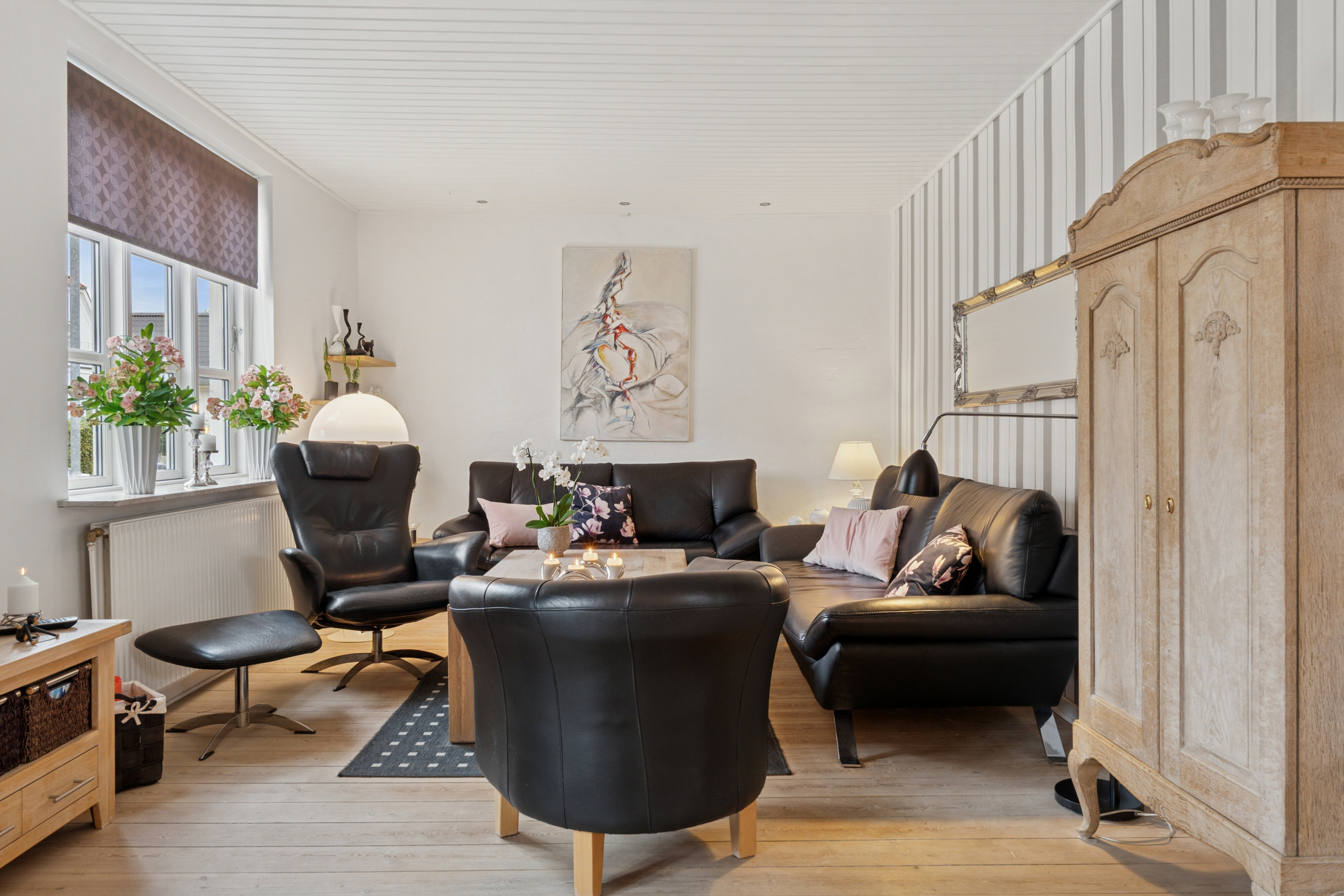 Fremhævet stue billede i fuldskærmstilstand. Billede af Jernbane Allé 8, Dalum, 5250 Odense SV