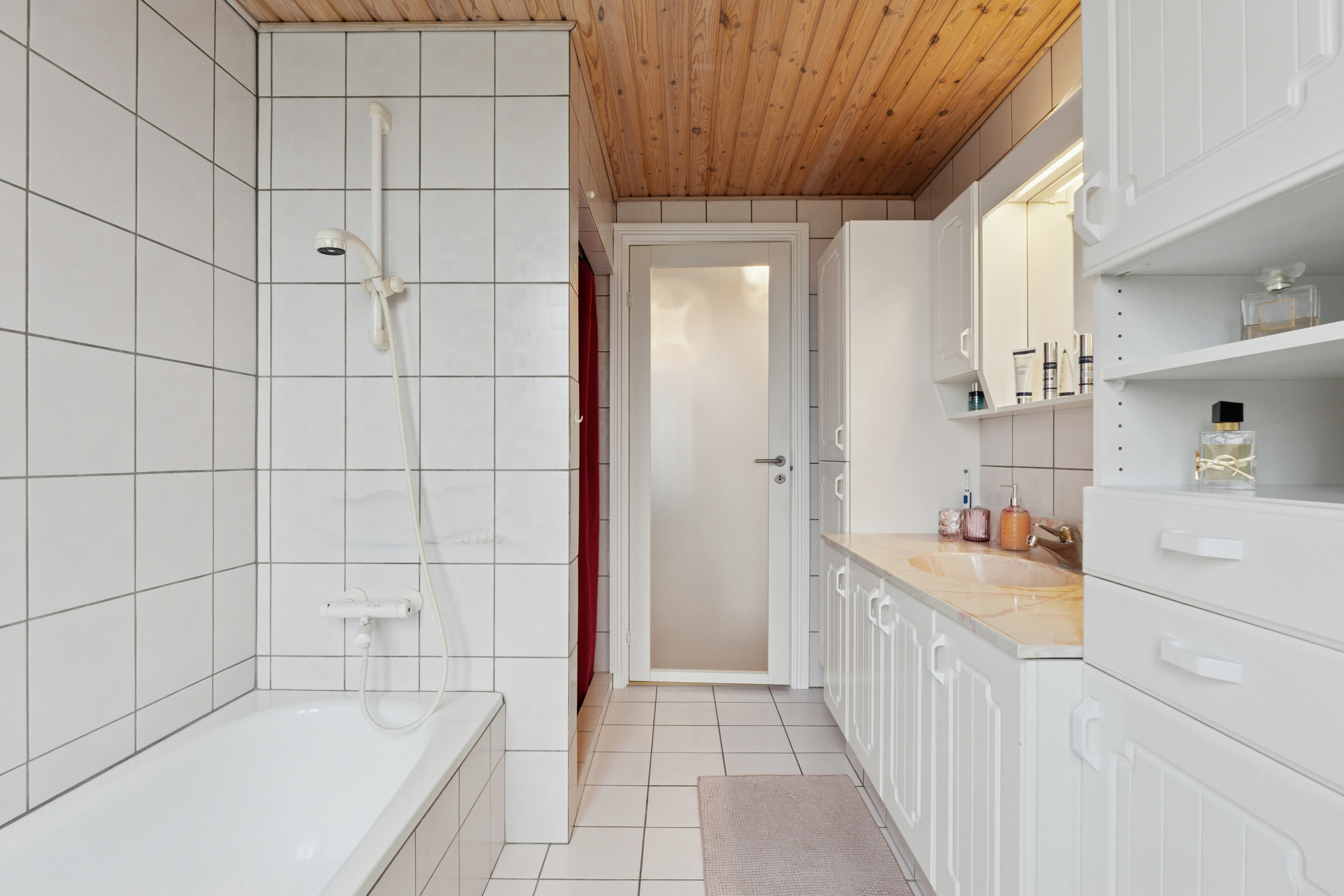 Fremhævet badeværelse billede i fuldskærmstilstand. Billede af Jernbane Allé 8, Dalum, 5250 Odense SV