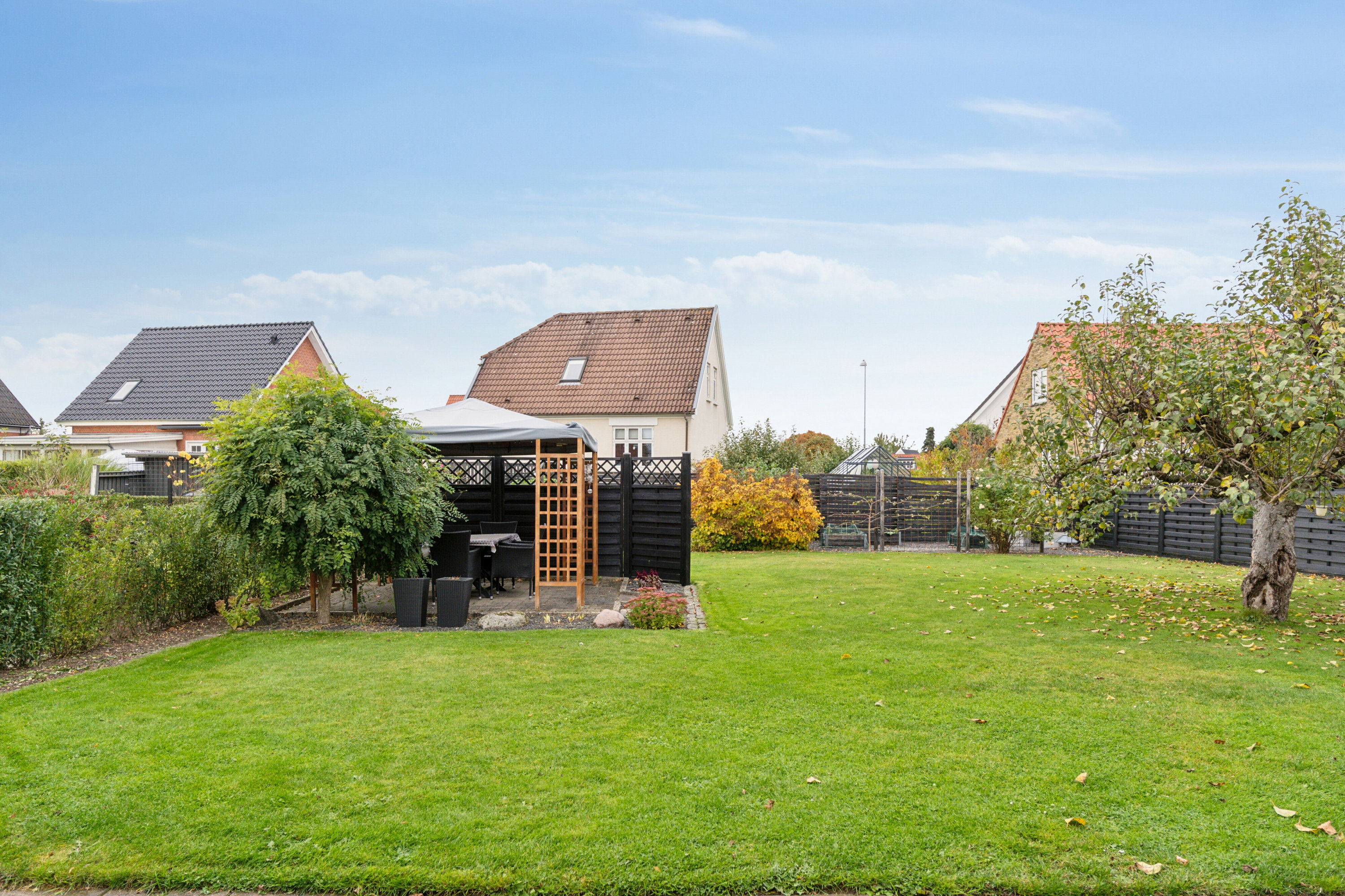 Fremhævet set fra haven billede i fuldskærmstilstand. Billede af Jernbane Allé 8, Dalum, 5250 Odense SV