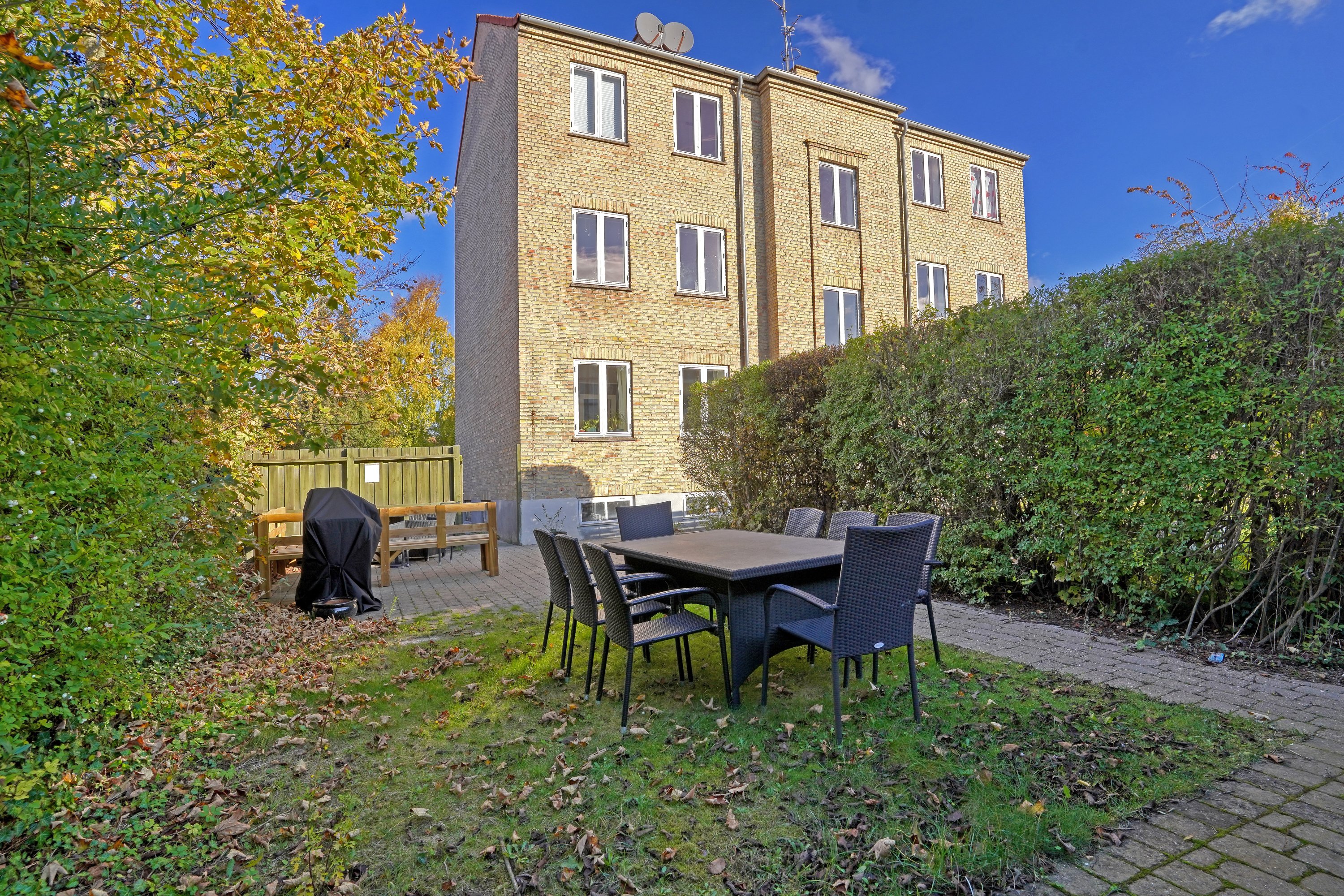 Fremhævet gårdmiljø billede i fuldskærmstilstand. Billede af Kong Hans Alle 3, 1. th., 2860 Søborg