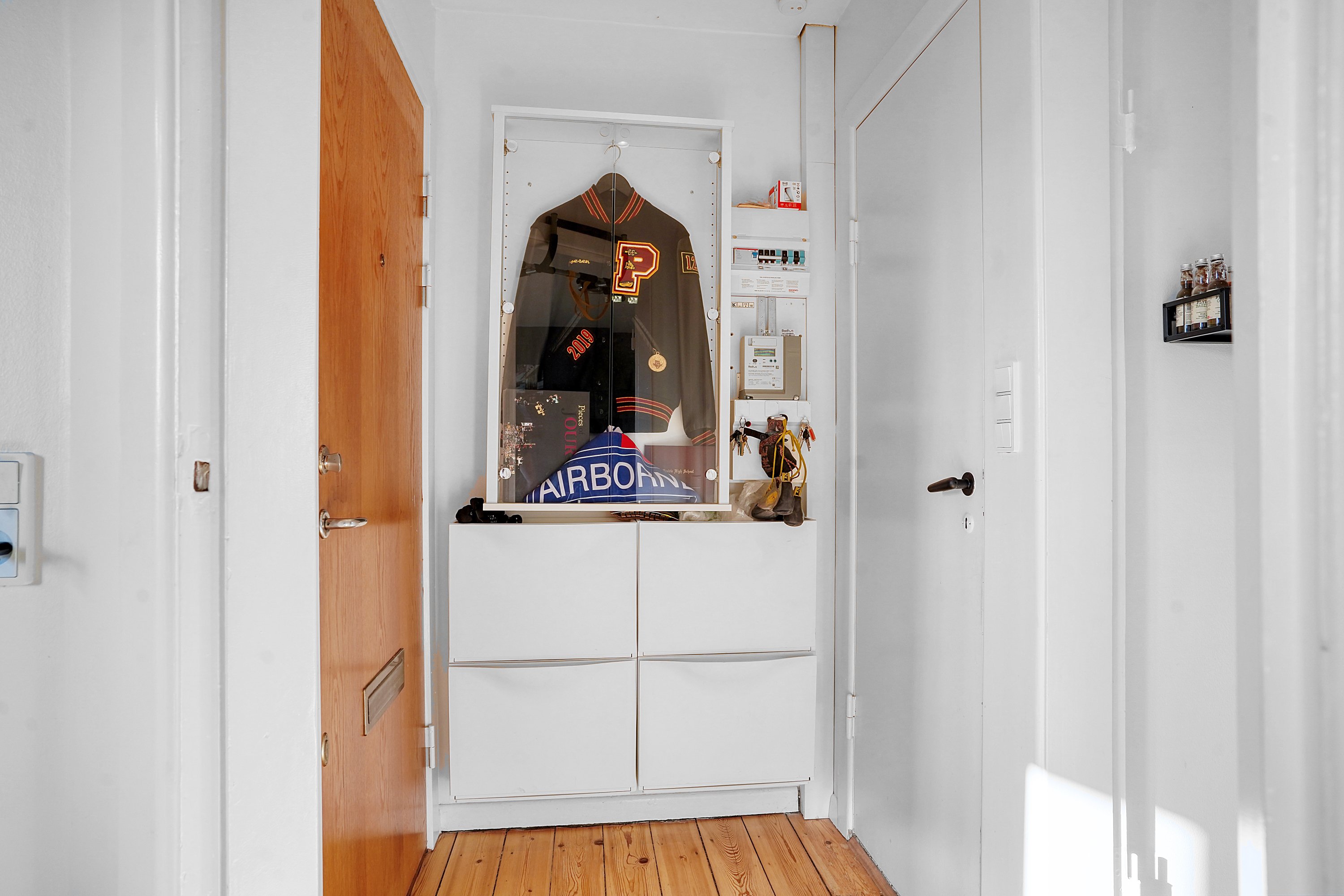 Fremhævet entré billede i fuldskærmstilstand. Billede af Kong Hans Alle 3, 1. th., 2860 Søborg