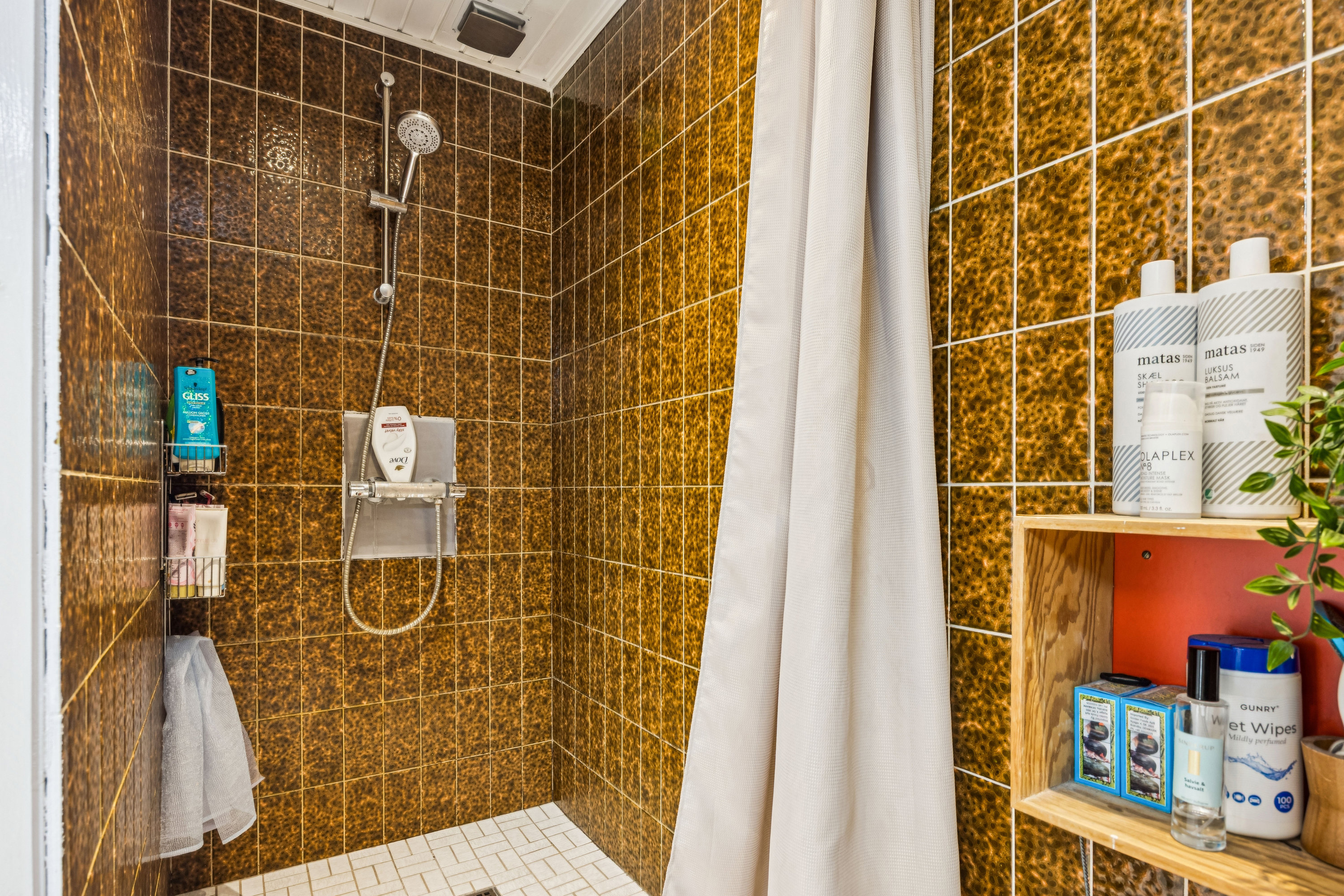 Fremhævet badeværelse billede i fuldskærmstilstand. Billede af Blommevej 12, 9310 Vodskov