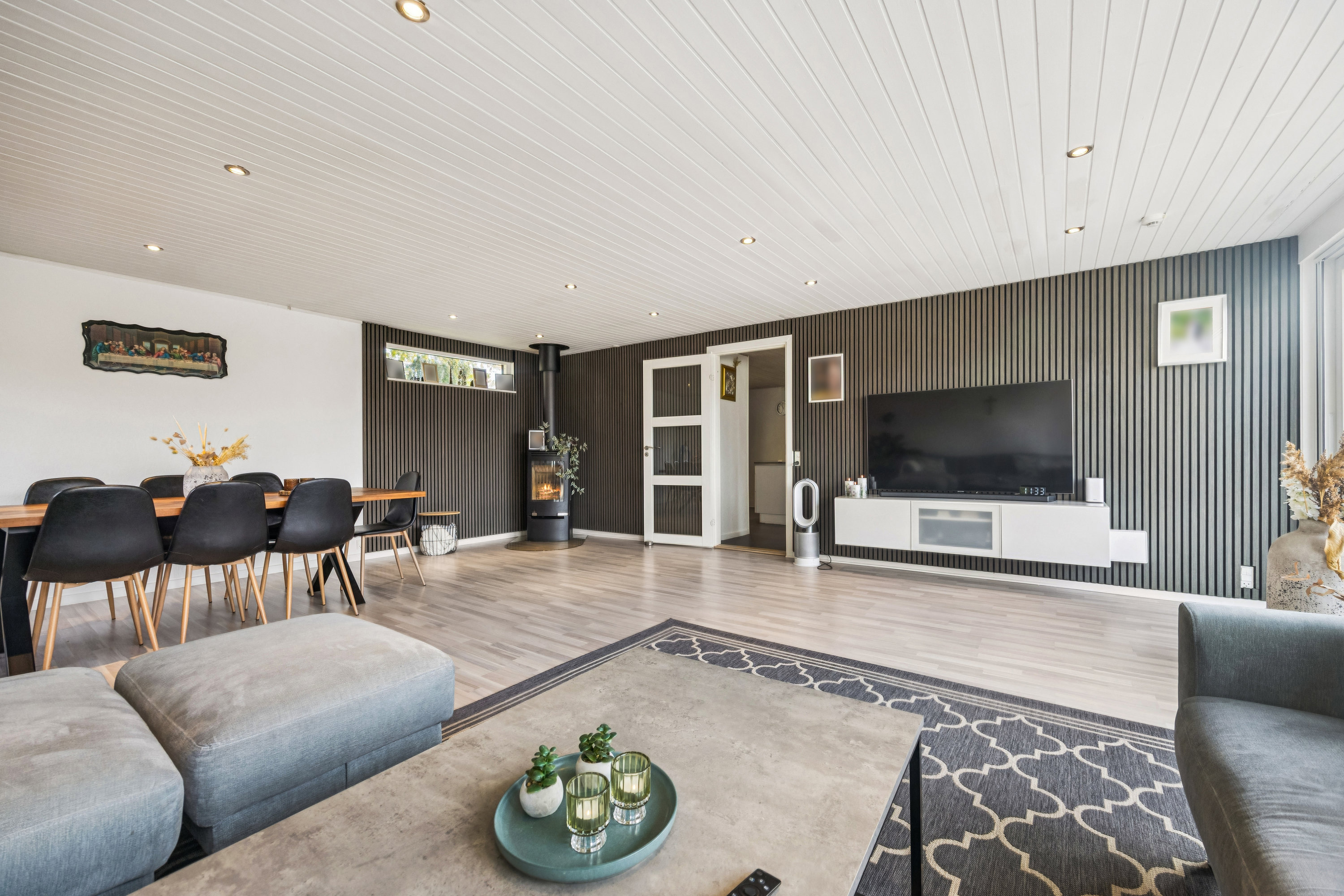 Fremhævet stue billede i fuldskærmstilstand. Billede af Blommevej 12, 9310 Vodskov