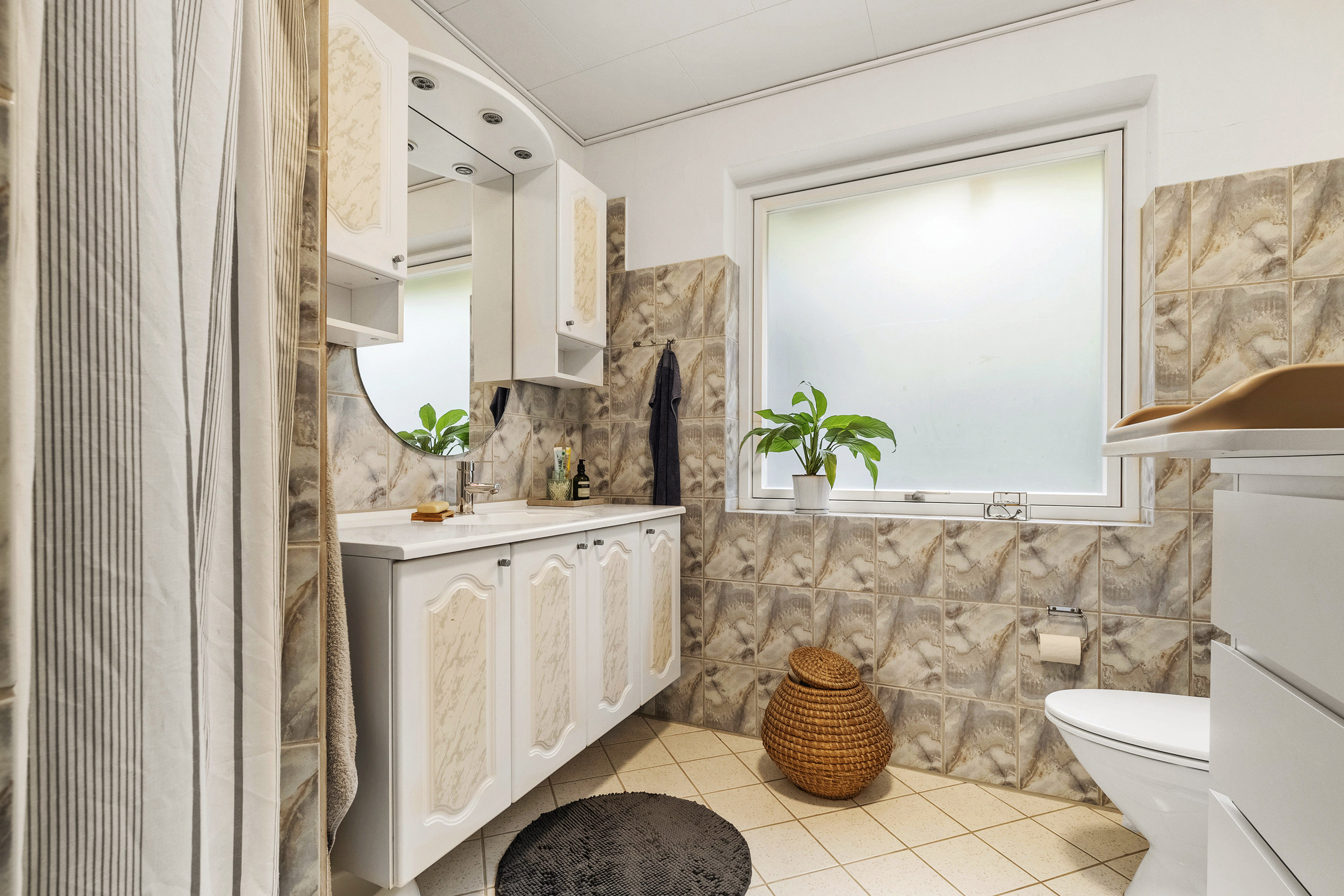 Fremhævet badeværelse billede i fuldskærmstilstand. Billede af Nørreskovvej 15, Genner, 6230 Rødekro