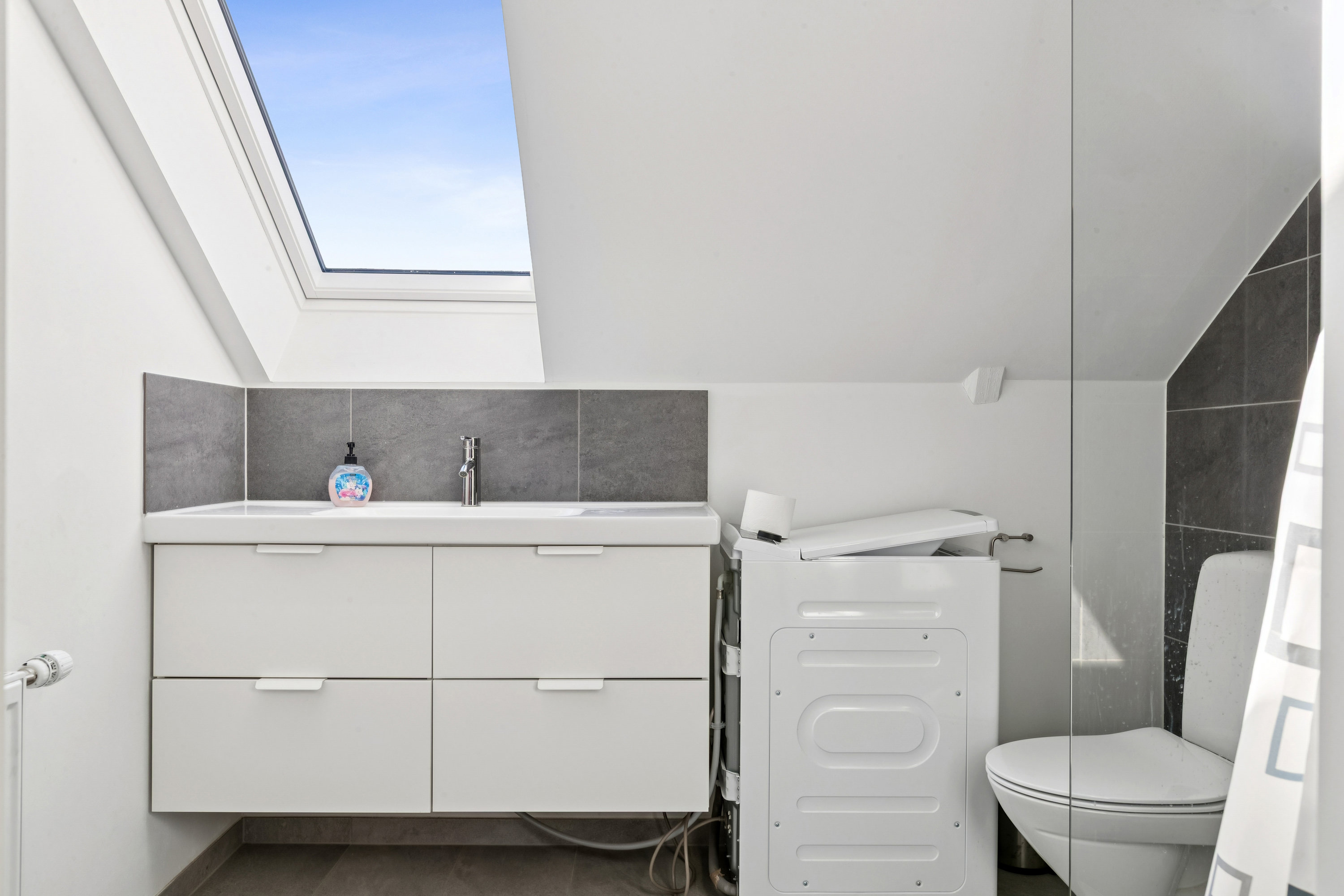 Fremhævet badeværelse billede i fuldskærmstilstand. Billede af Karlsgårdsvej 14, Øerne, 3000 Helsingør