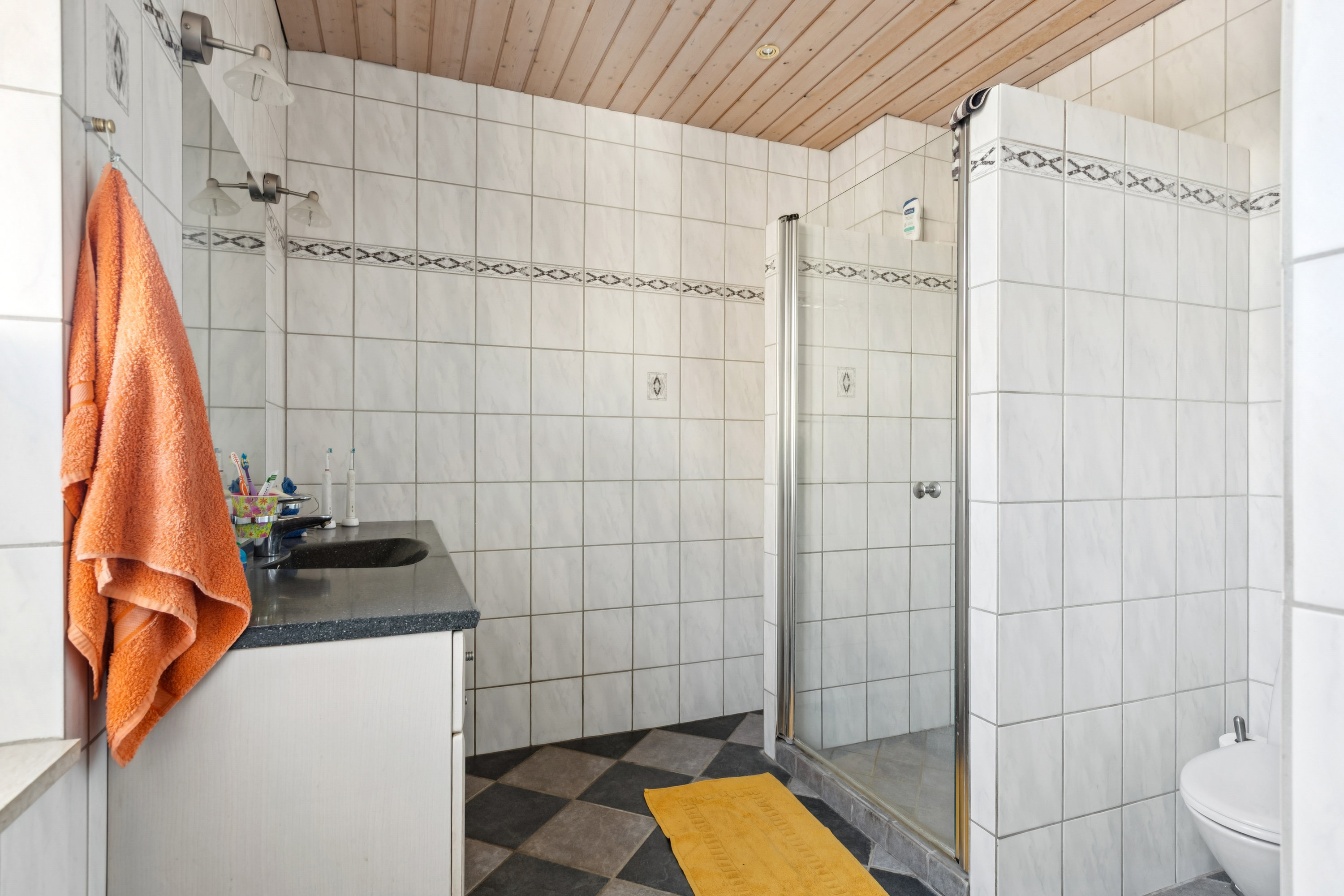 Fremhævet badeværelse billede i fuldskærmstilstand. Billede af Karlsgårdsvej 14, Øerne, 3000 Helsingør