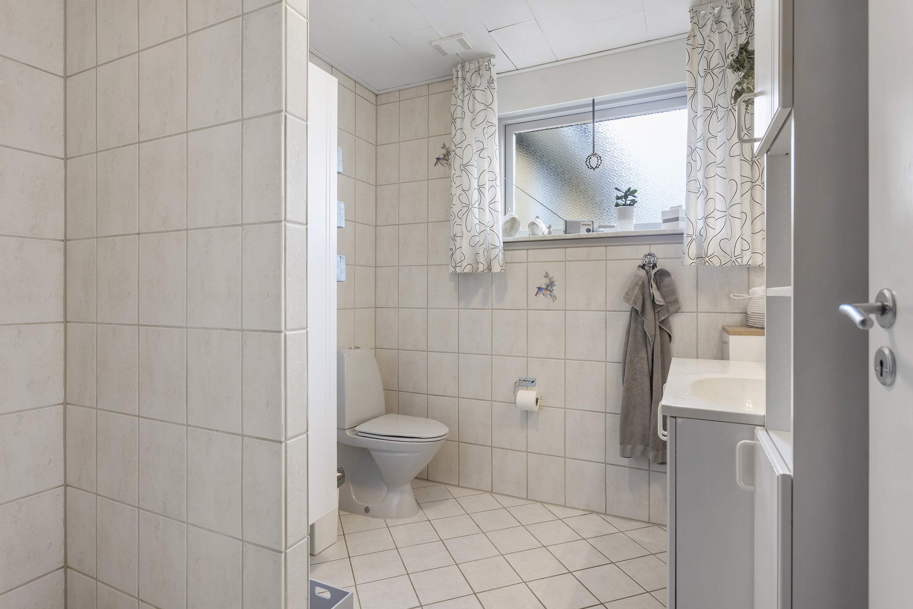 Fremhævet badeværelse billede i fuldskærmstilstand. Billede af Peder Munks Vej 68, 9300 Sæby